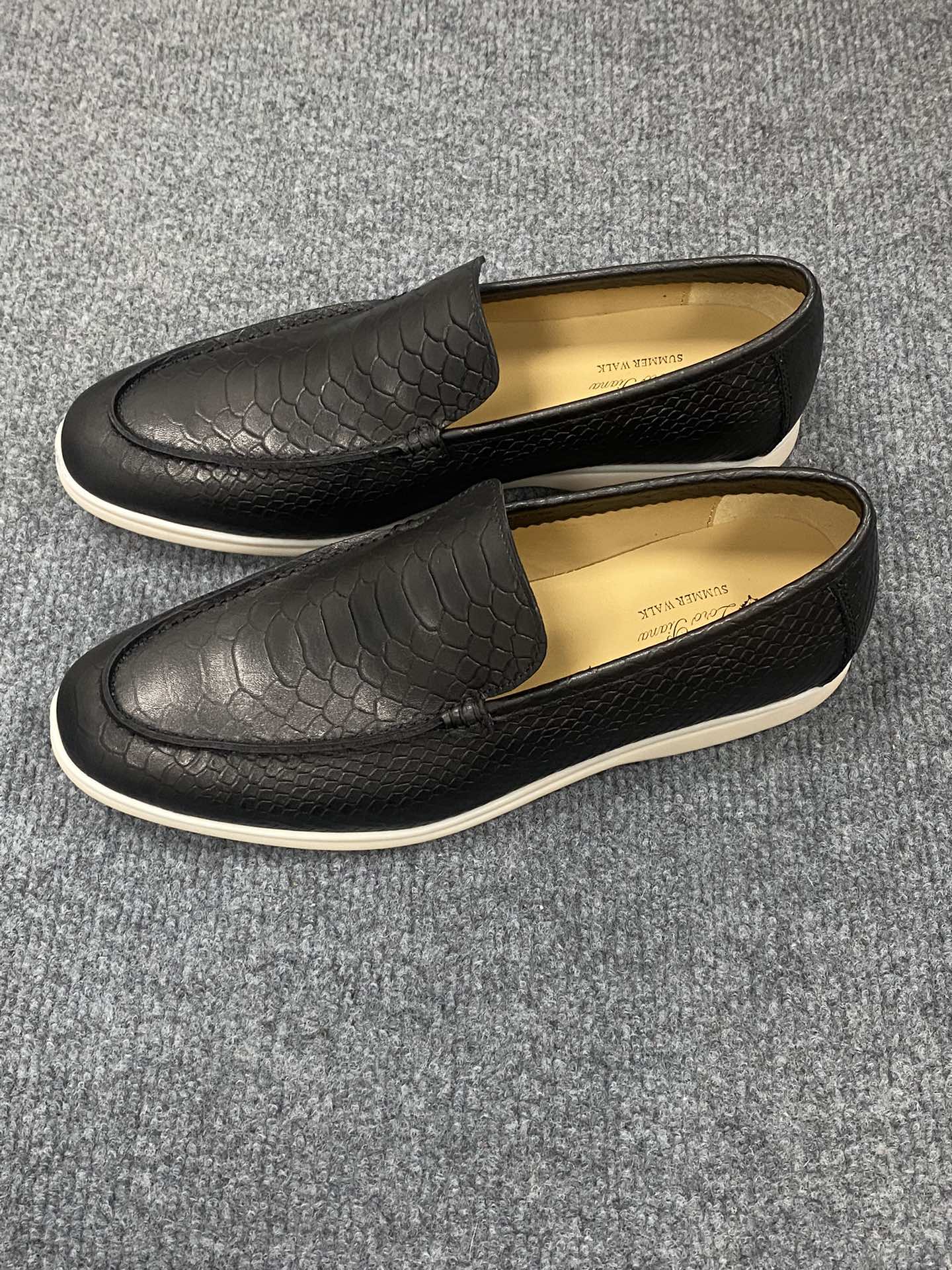 NO:278942,[LP] Top: Size 39-44 (38. 45.46 Custom made) 2025 Spring and Autumn versatile tassel buckle LP loafers with one foot, lazy flat shoes... LP Loro Piana Noyou Pianya four-season classic style. It founded the existing Loro Piana company on April 24. The family operation is the sixth generation, providing top-quality high-quality products for customers who value taste and quality requirements. The fabric is made of imported beef reverse velvet ten water dyed beef lining. Inner water dyed beef lining. Hand-sewn thread, the original version with the original name of the original raw rubber sole, which is lighter and more comfortable than the traditional rubber sole.,,loro piga,loafers,loafers19860909【LP】顶级:码数39-44（38. 45.46定做） 2025春秋百搭流苏扣LP乐福鞋一脚蹬懒人平底单鞋.. LP Loro Piana 诺悠翩雅四季经典款.于194月24日一手创立现有的Loro Piana公司.家族经营至今已是第六代,为讲求品味及对质量有要求的顾客提供上等的优质商品 面料采用进口牛反绒十水染牛里.内里水染牛里制成 手工缝制线,原版带署名字母生胶底,比传统橡胶底更轻巧舒适.,,loro piana,loro piana,loafers,Men's shoes
