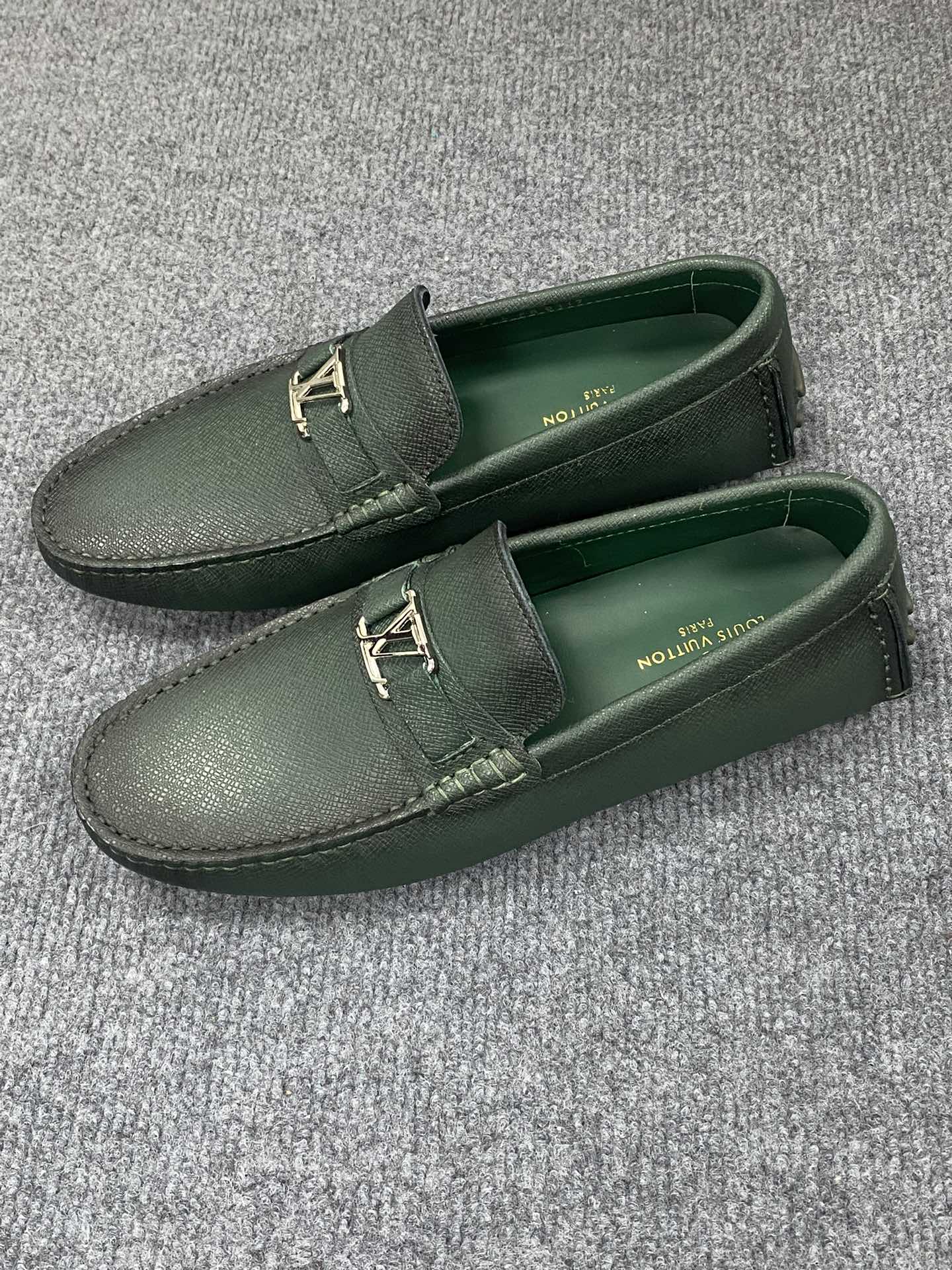 NO:279535,LV Spring and Summer Counter GLORIA series original leather production original last. Classic driving cover casual shoes that show elegant style with exquisite craftsmanship details all over the upper. Italian imported calfskin fabric made of molded cowhide leather footbed inside ~ Private mold replica sole unique style comfortable driving shoes with [counter packaging original box, wrapping paper, cards, instructions, shoehorns, cloth bags] no pressure to enter and exit the counter!  Number of codes 39.-44. (order 38.45.46.47), louis vuitton,cowhide19860909LV 春夏专柜GLORIA系列款原厂特供皮料生产 原版楦型.以遍布鞋面的Monogram精致工艺细节展现优雅风貌的经典开车套脚休闲鞋意大利进口小牛皮制作面料 成型牛皮垫脚内里 ～私模复刻鞋底 风格独特 舒适开车便鞋 配【专柜包装原版盒子、包装纸、卡片、说明书、鞋拔、布袋】进出专柜无压力！码数39.一44.(订38.45.46.47),,louis vuitton,cowhide,Men's shoes