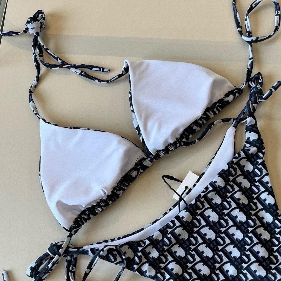 ¥
Dior 迪奥新款分体泳衣😍🥰适合多种场景的游泳衣🏊‍♀️海边 游泳池 温泉 水上乐园 漂流都可以😌