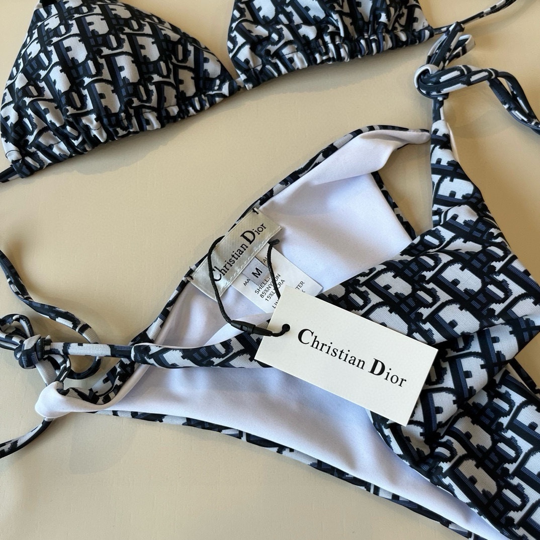 ¥
Dior 迪奥新款分体泳衣😍🥰适合多种场景的游泳衣🏊‍♀️海边 游泳池 温泉 水上乐园 漂流都可以😌