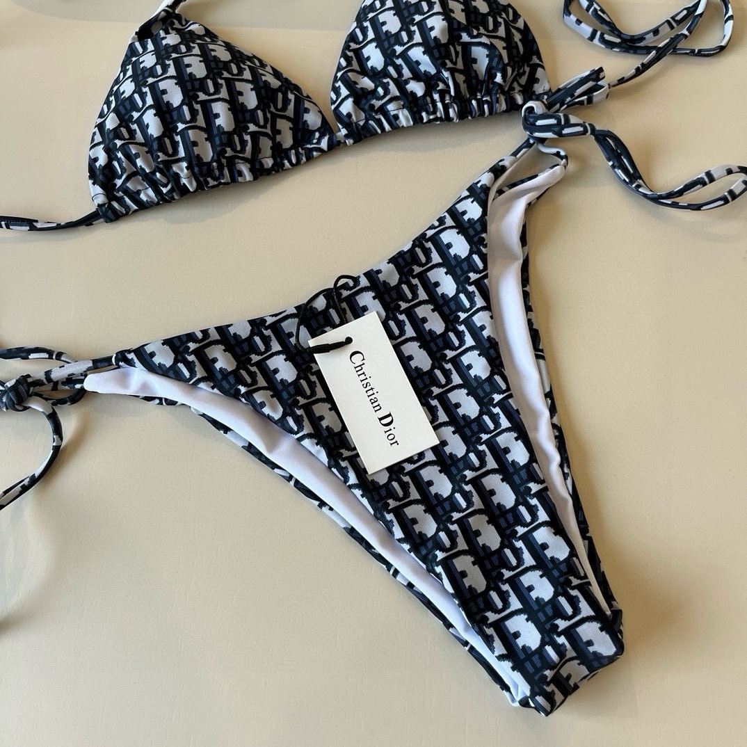¥
Dior 迪奥新款分体泳衣😍🥰适合多种场景的游泳衣🏊‍♀️海边 游泳池 温泉 水上乐园 漂流都可以😌