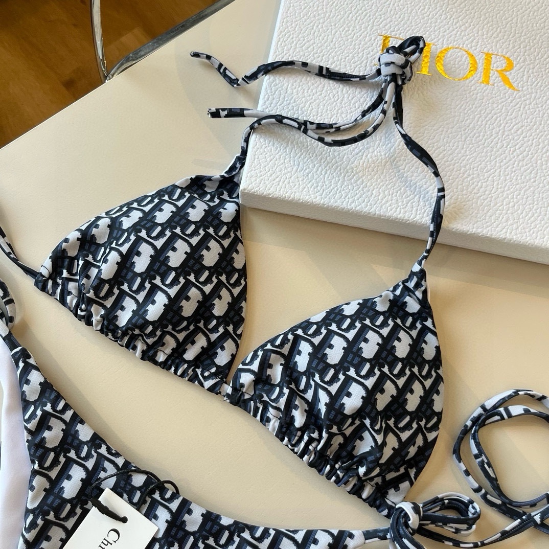¥
Dior 迪奥新款分体泳衣😍🥰适合多种场景的游泳衣🏊‍♀️海边 游泳池 温泉 水上乐园 漂流都可以😌
