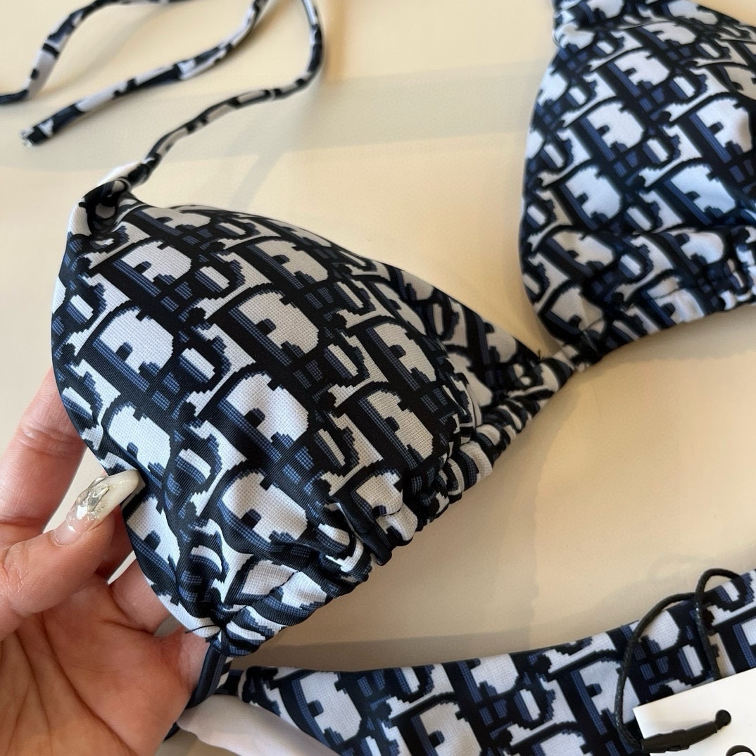 ¥
Dior 迪奥新款分体泳衣😍🥰适合多种场景的游泳衣🏊‍♀️海边 游泳池 温泉 水上乐园 漂流都可以😌