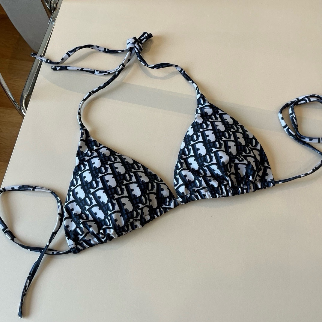 ¥
Dior 迪奥新款分体泳衣😍🥰适合多种场景的游泳衣🏊‍♀️海边 游泳池 温泉 水上乐园 漂流都可以😌