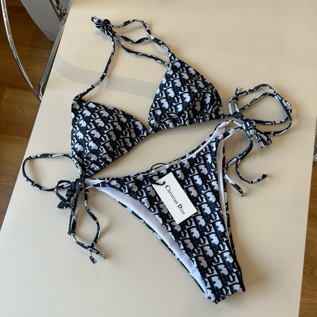¥
Dior 迪奥新款分体泳衣😍🥰适合多种场景的游泳衣🏊‍♀️海边 游泳池 温泉 水上乐园 漂流都可以😌