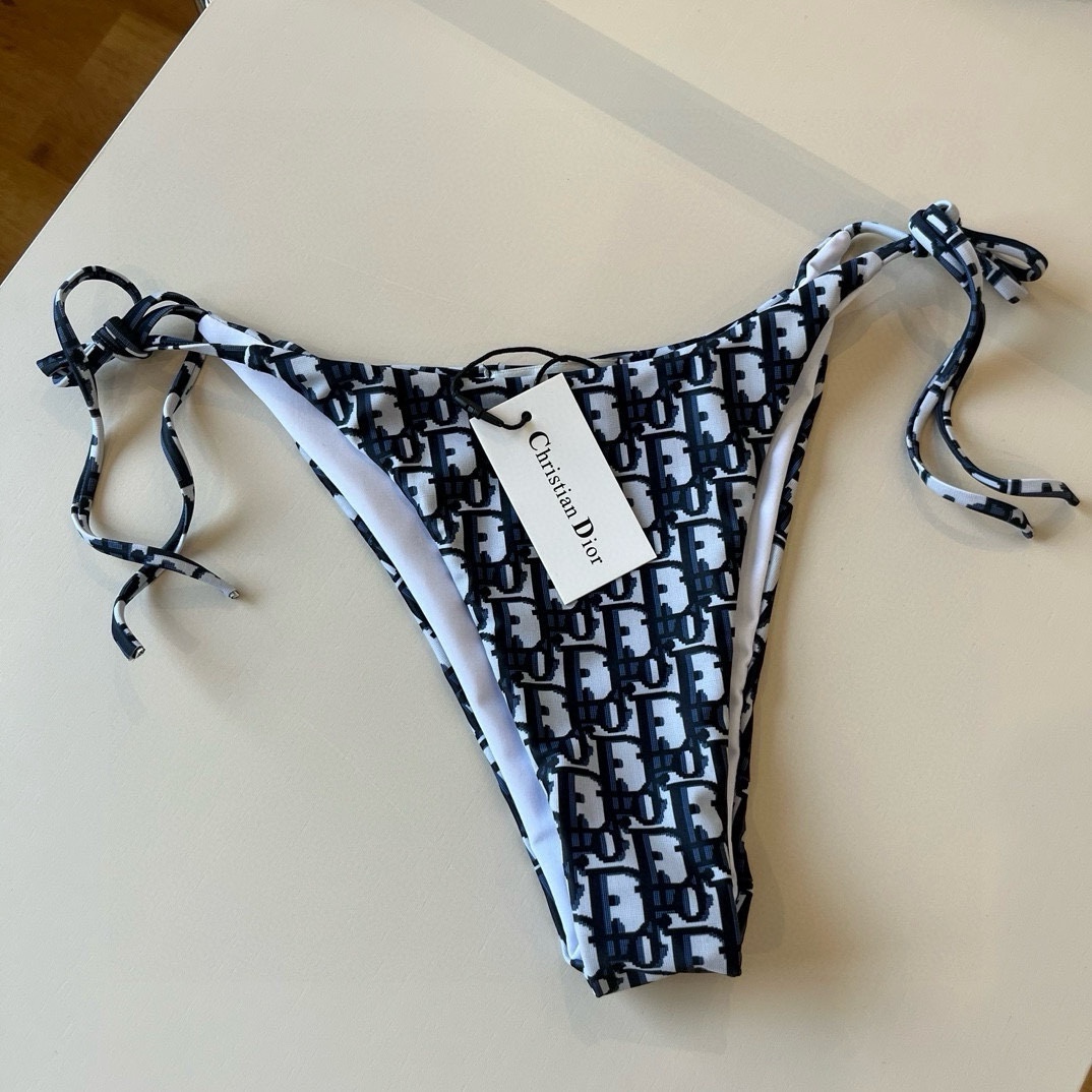 ¥
Dior 迪奥新款分体泳衣😍🥰适合多种场景的游泳衣🏊‍♀️海边 游泳池 温泉 水上乐园 漂流都可以😌