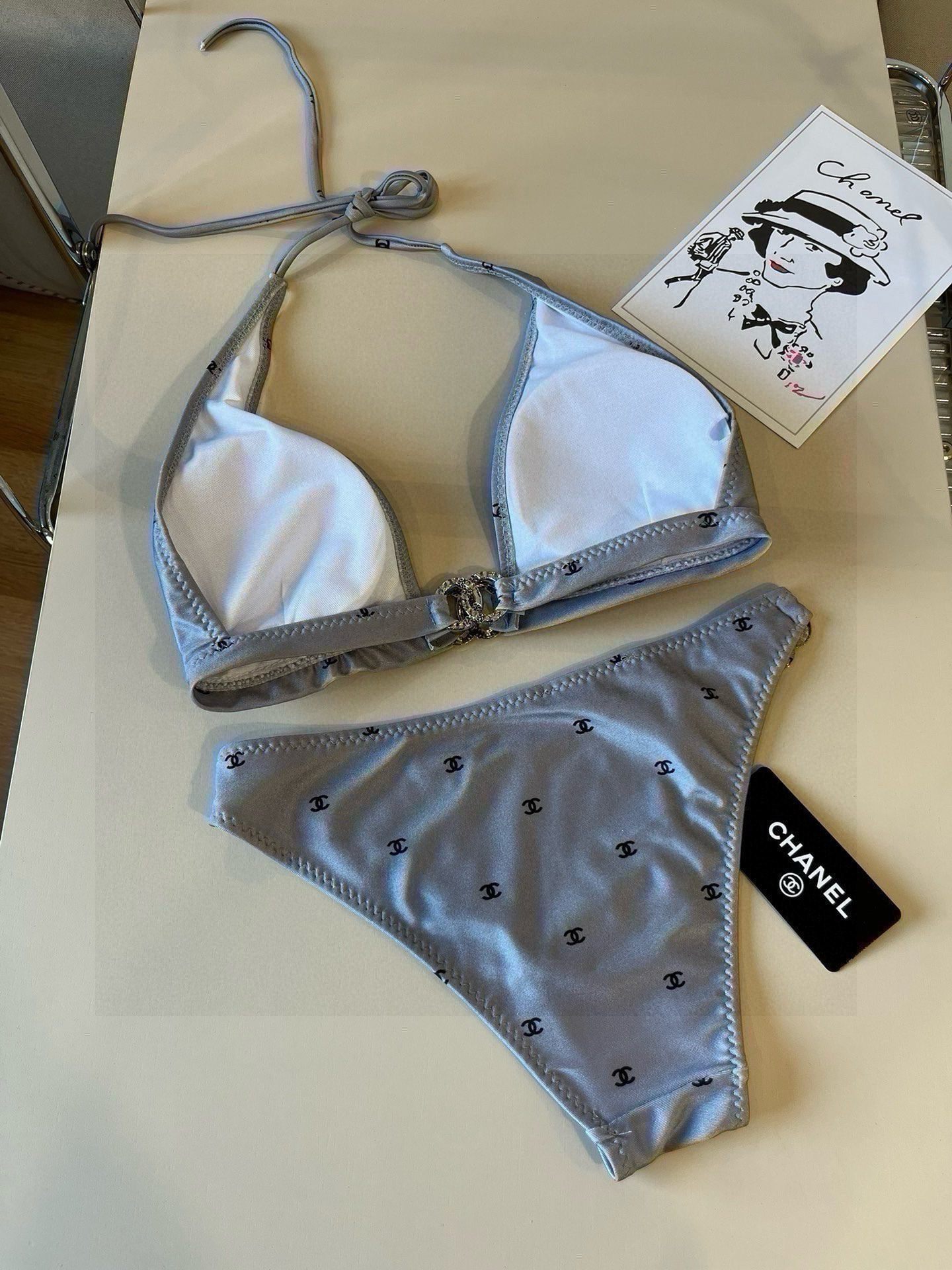 ¥
Chanel比基尼泳衣  😍🥰适合多种场景的游泳衣🏊‍♀️海边 游泳池 温泉 水上乐园 漂流都可以😌