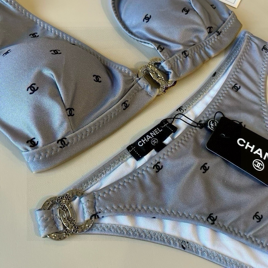 ¥
Chanel比基尼泳衣  😍🥰适合多种场景的游泳衣🏊‍♀️海边 游泳池 温泉 水上乐园 漂流都可以😌
