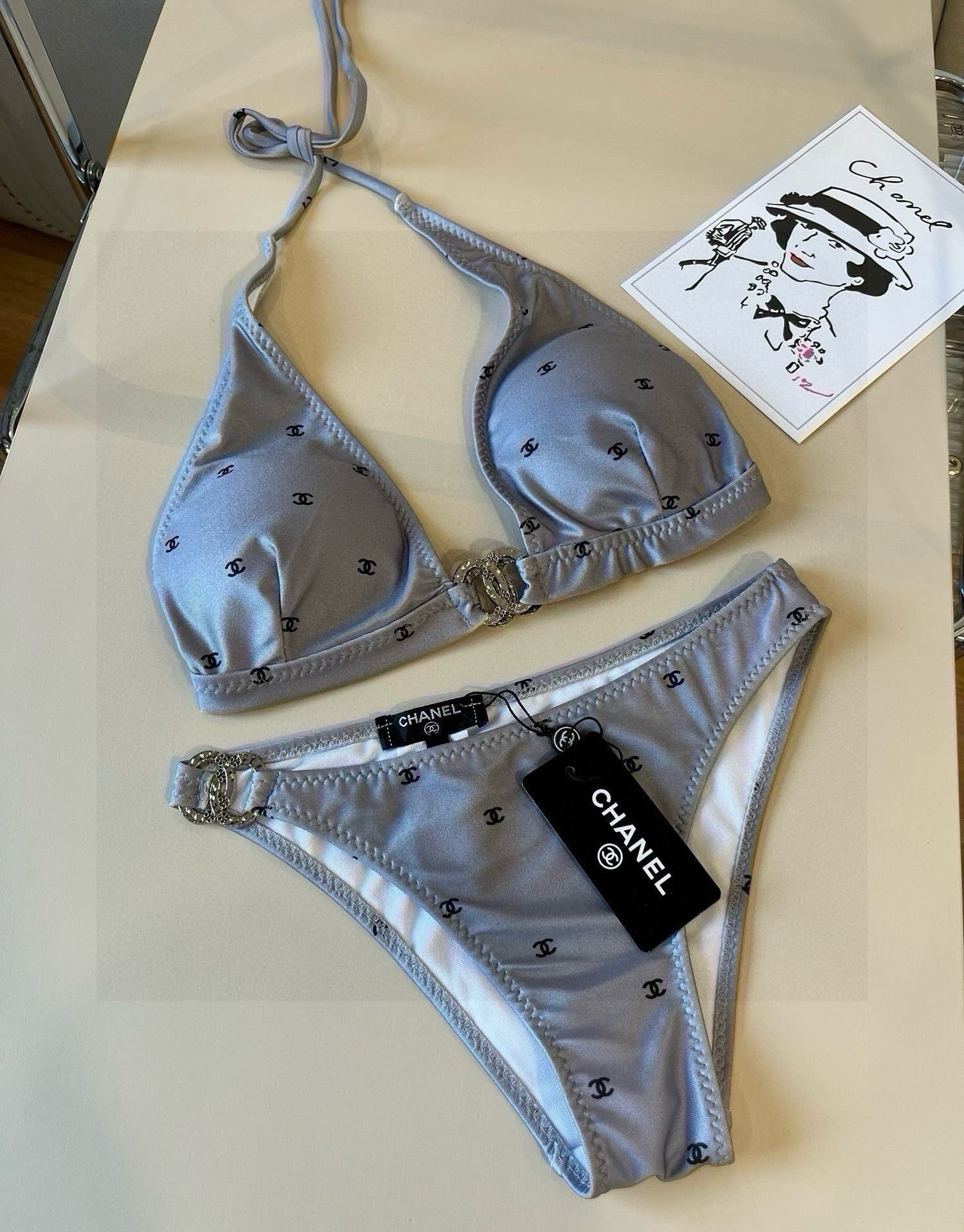 ¥
Chanel比基尼泳衣  😍🥰适合多种场景的游泳衣🏊‍♀️海边 游泳池 温泉 水上乐园 漂流都可以😌