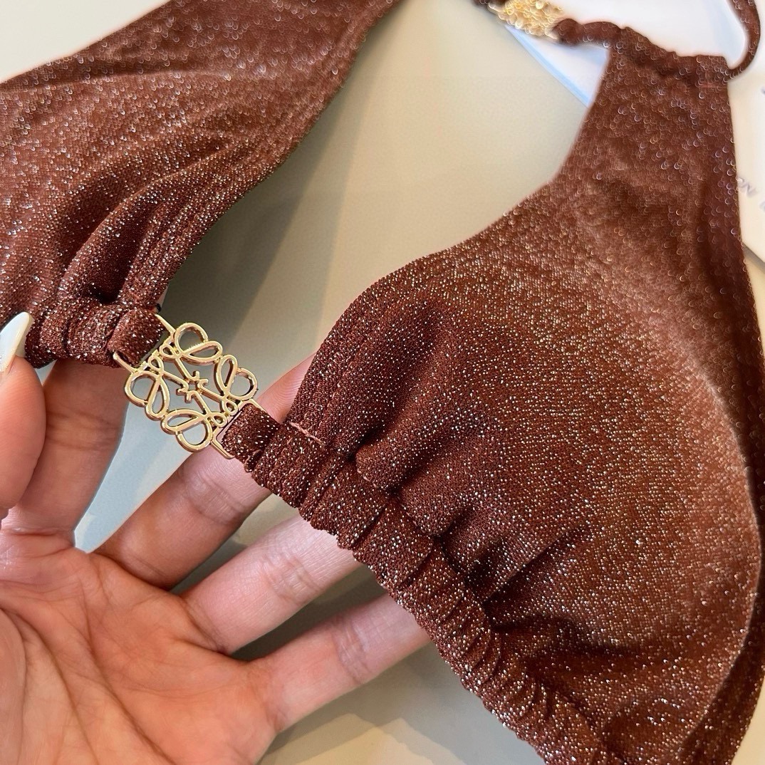 ¥
罗意威LOEWE新款比基尼泳衣👙❤️😍🥰适合多种场景的游泳衣🏊‍♀️海边 游泳池 温泉 水上乐园 漂