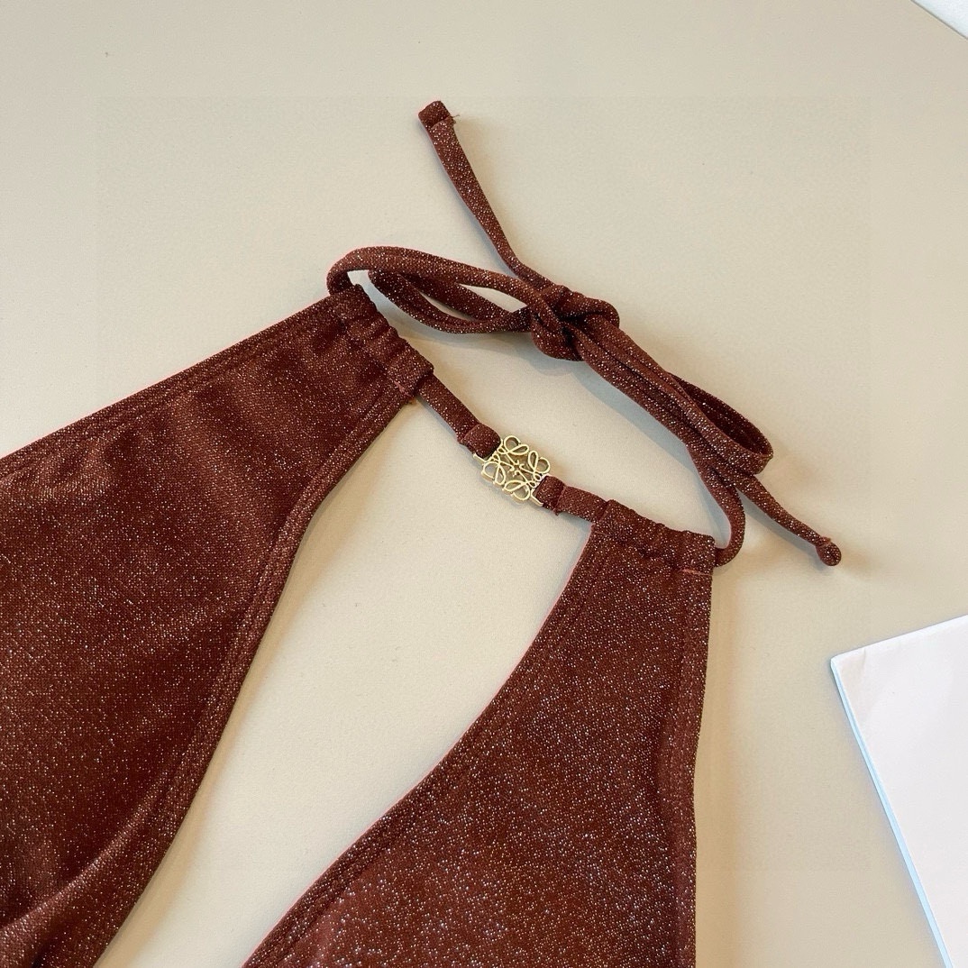 ¥
罗意威LOEWE新款比基尼泳衣👙❤️😍🥰适合多种场景的游泳衣🏊‍♀️海边 游泳池 温泉 水上乐园 漂