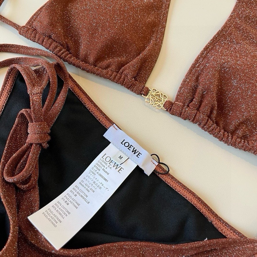 ¥
罗意威LOEWE新款比基尼泳衣👙❤️😍🥰适合多种场景的游泳衣🏊‍♀️海边 游泳池 温泉 水上乐园 漂