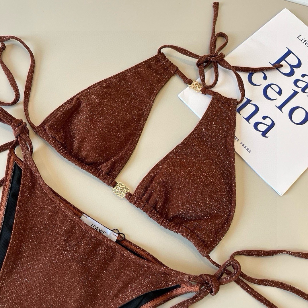 ¥
罗意威LOEWE新款比基尼泳衣👙❤️😍🥰适合多种场景的游泳衣🏊‍♀️海边 游泳池 温泉 水上乐园 漂