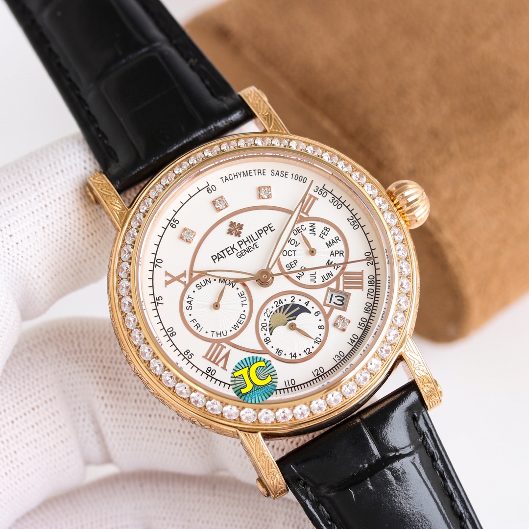 NO:149165,Patek Philippe complex function series - pure handmade - carved watch - stunning debut, the 42mm diameter is suitable for the public male handset, very business and casual. The whole watch case is hand-carved with patterns, with strong visual impact, unforgettable and beautiful material feel. 1. It is matched with imported multi-function movement [non-market ordinary domestic movement] (zero rework) function (24 hours, week/star/month) This watch has a power reserve of 38-48 hours. 2. Imported 316L stainless steel, using vacuum plating in 18k quality furnace!  3 Paired with exclusive custom square scale cowhide strap 4 wear-resistant scratch-resistant sapphire glass mirror!  530 meters of living waterproof level. Patek Philippe is simple but not simple!  The quality of real-life shooting is consistent!  ,,patek philippe,cowhide19860909百达翡丽Patek Philippe复杂功能系列-纯手工-雕花腕表-惊艳登场,42毫米的表径适配大众男性手寸,非常商务可亦休闲.整表表壳手工雕刻花纹,视觉冲击力强,令人过目不忘,实物质感更加优美.  1搭配进口多功能机芯【非市场普通国产机芯】（零返修）功能（24小时,星期/星辰/月份）此腕表拥有38-48小时动力储备. 2进口316L精钢,采用18k品质炉内真空电镀！ 3搭配独家定制方形鳞纹牛皮表带 4耐磨防刮蓝宝石玻璃镜面！ 530米生活防水等级. 百达翡丽（Patek Philippe） 简约而不简单！实物拍摄品质如一！,,patek philippe,cowhide,Watch