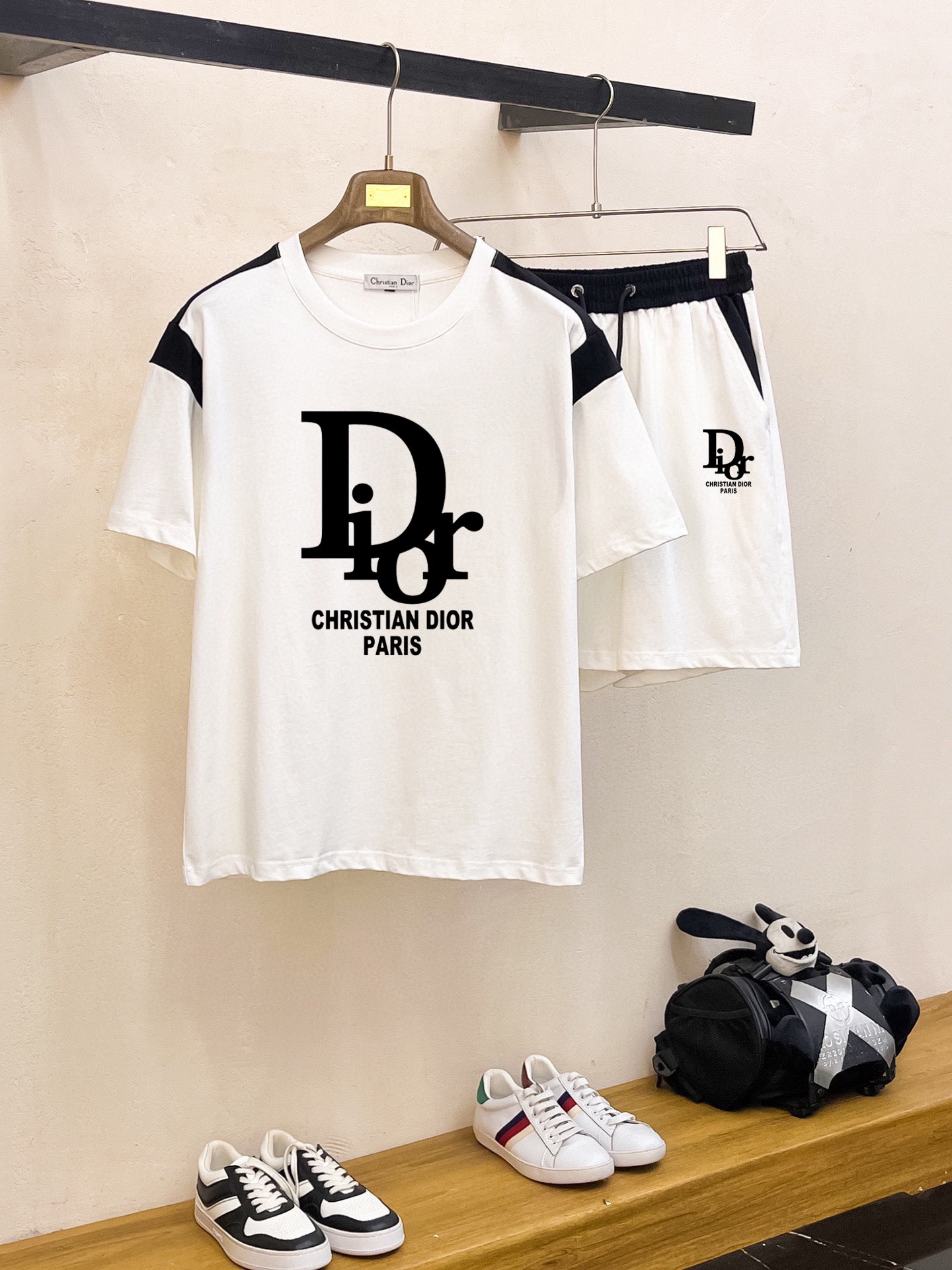 NO:142417,Directly selected Brand [DIOR] 2025 round neck short sleeve shorts suit. Pure cotton fabric is not stuffy on the upper body, smooth and comfortable skin-friendly effect is more breathable, the fabric has a texture feel, classic logo craftsmanship, unique angle new interpretation, fashionable and versatile first choice!  Number of codes: M-3XL (maximum wear 190 catties), dior, dior, shorts, T-shirt, alexander wang19860909直批 品牌【DIOR迪奥】2025圆领短袖短裤套装 纯棉面料上身不会闷热,爽滑舒适的亲肤效果更加透气,面料自带肌理感 经典徽标工艺 独有的角度全新演绎 时尚百搭首选！码数:M-3XL(最大穿190斤),,dior,dior,shorts,T-shirt,alexander wang,Men's clothing