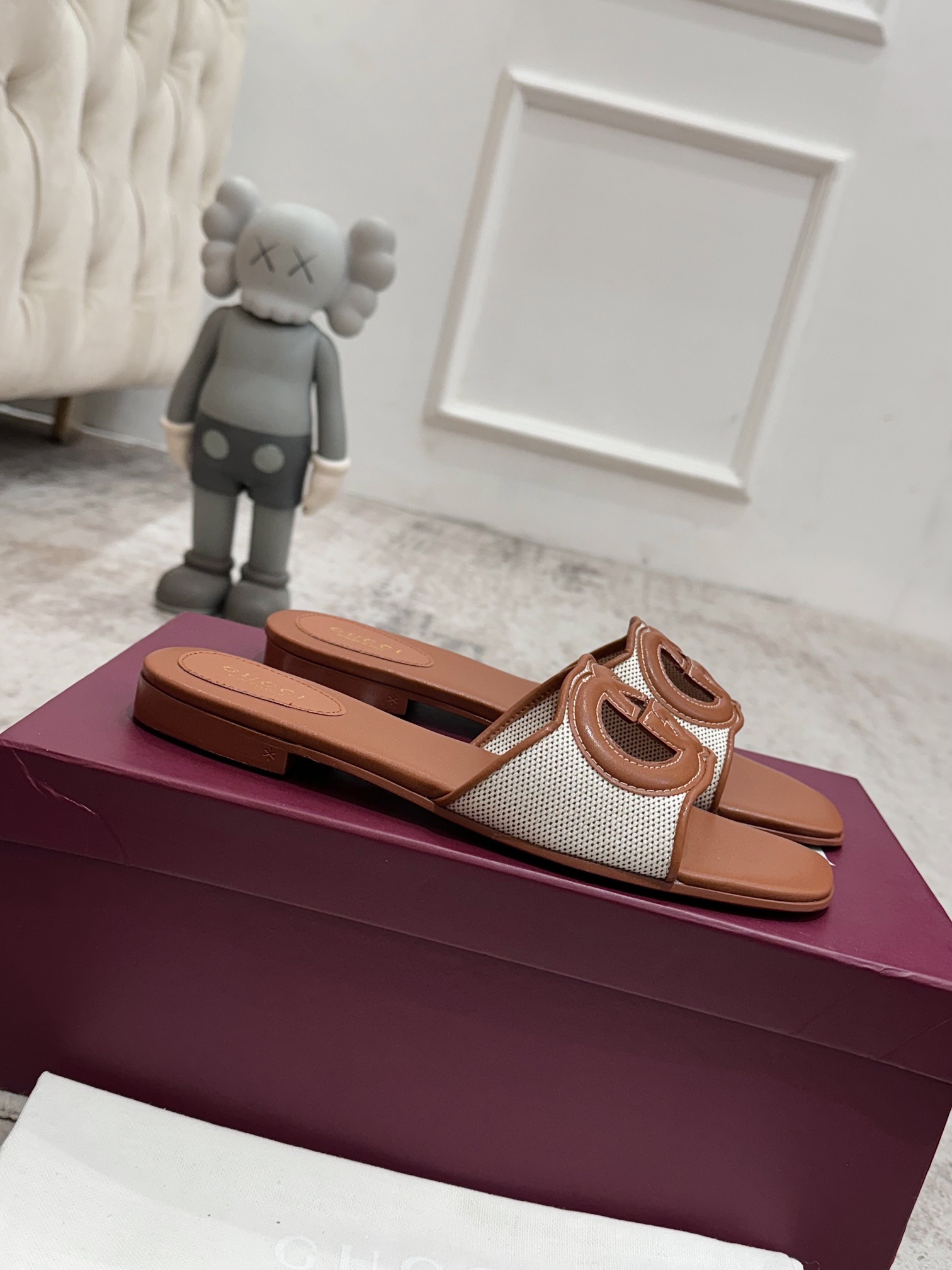 NO:545540,[Embroidery Version] Gucc* Home 2 new flat-heeled flip-flops, high-end version, long-term products, recommended to beauties, must try this slipper, another favorite ~ the style is super positive, the workmanship is perfect, the foot is very comfortable, elegant and versatile. The original mold opening (not the ordinary version of the market) Italian leather sole!  Material: Original double G cloth imported super soft cowhide leather original 11 mold opening G buckle size 35-42 (41/42 custom-made without return or exchange), slippers, gucci, slippers, cowhide, Leather soles19860909【刺绣版本】 Gucc*家2新款平跟一字拖 高版本 长期做货 推荐给美眉们 一定要试试这款拖鞋 又一款心头爱 ~版型超正 做工细节完美 ,上脚非常舒适 高雅百搭.原版开模（不是市场的普通版本）意大利真皮大底！ 材质:原版 双G布面内里进口超软牛皮 鞋面原版11开模 G扣 码数35-42码（41/42定制不退换）,拖鞋,gucci,slippers,cowhide,Leather soles,Women's Shoes