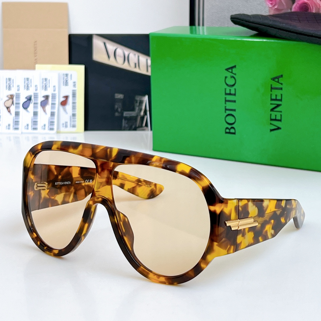  齐色
超酷大风镜 巨显脸小
BOTTEGA VENETA
MOD：BV1345
SIZE：132口1-