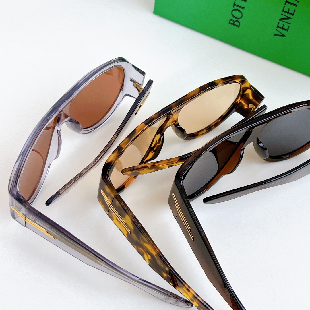  齐色
超酷大风镜 巨显脸小
BOTTEGA VENETA
MOD：BV1345
SIZE：132口1-
