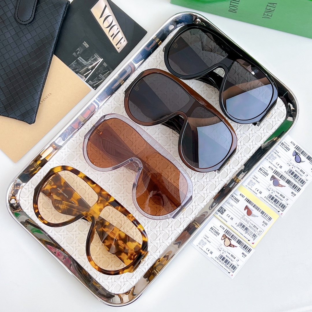 齐色
超酷大风镜 巨显脸小
BOTTEGA VENETA
MOD：BV1345
SIZE：132口1-