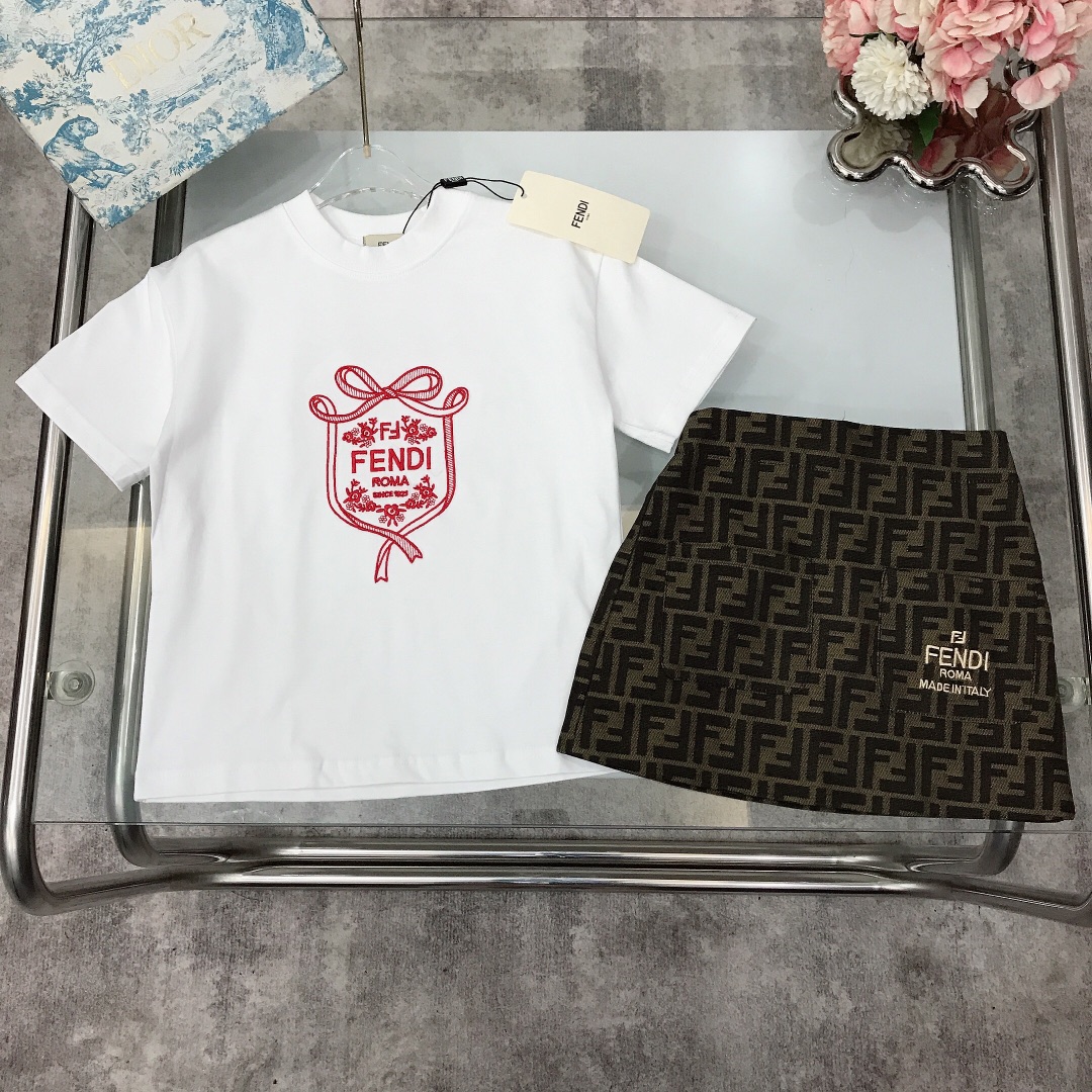 NO:211869,[Spot delivery] FEND* Limited series Pure cotton T-shirt jacquard denim skirt Pure cotton texture Soft and delicate exquisite style Original 1:1 created 240G grams of heavy fabric ~ exquisite embroidery logo pattern on the chest with presbyterian double FF letter denim skirt Exquisite embroidery logo in the pocket shows playful and cuteness, soft and comfortable, skin-friendly and not tied, excellent upper body effect, a must-have artifact for princess~ size size--120-130-140-150 [CM] Counter packaging 70, clothes, fendi, skirts, tees, t-shirt,19860909【现货发】   FEND* 限定系列 纯棉T恤提花牛仔半裙 纯棉质地 柔软细腻 精致款 原版1:1打造 240G克重面料打造～胸前精致刺绣logo图案搭配老花双FF字母牛仔半裙 口袋处精致刺绣logo 尽显俏皮跟可爱 柔顺舒适 亲肤不扎 上身效果极好 公主的必备神器～  size尺码--120-130-140-150【CM】 专柜包装70,衣服,fendi,skirts,tees，t-shirt,,Children's