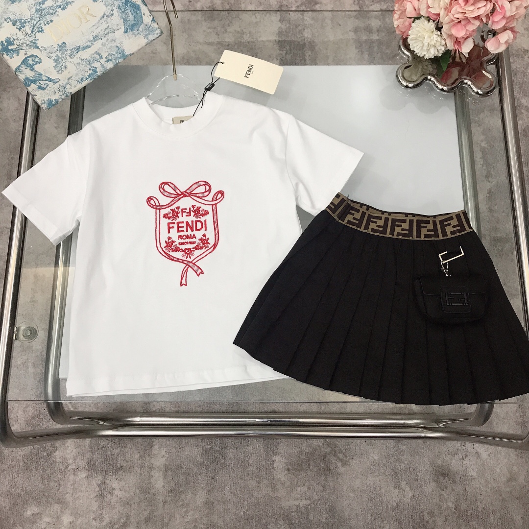 NO:211876,[Spot delivery] FEND* Limited series Pure cotton T-shirt pleated skirt Pure cotton texture Soft and delicate exquisite style Original 1:1 created 240G grams of heavy fabric ~ Exquisite embroidered logo pattern on the chest with diagonal woven pure cotton pleated skirt small card bag design, showing playful and cute, soft and comfortable, skin-friendly and not tied, excellent upper body effect, a must-have artifact for the princess~ size size--120-130-140-150 [CM] Counter packaging 70, clothes, fendi, skirts, tees, t-shirt,19860909【现货发】   FEND* 限定系列 纯棉T恤百褶裙 纯棉质地 柔软细腻 精致款 原版1:1打造 240G克重面料打造～胸前精致刺绣logo图案搭配斜织纯棉百褶裙小卡包设计 尽显俏皮跟可爱 柔顺舒适 亲肤不扎 上身效果极好 公主的必备神器～  size尺码--120-130-140-150【CM】 专柜包装70,衣服,fendi,skirts,tees，t-shirt,,Children's