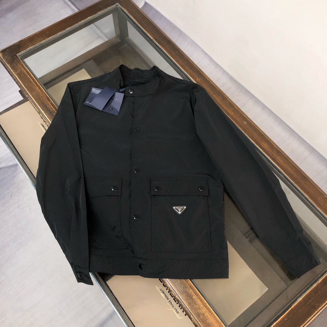 NO:954780,PRADA 2026 latest men's stand-up collar baseball collar jacket!  High-end counter fabrics, the fabrics are comfortable and soft, business casual, the classic workwear double pockets triangle iron mark decoration design concept on the hem is perfect, and it has a unique charm. The details of the design are just right, simple and clear design style ~ high-end version with three labels!  High breathability and comfort, impeccable details, brand element design concept, exquisite workmanship and complex craftsmanship, professional purchasing level reflects high quality. It feels delicate and soft, presents casual tailoring, and the upper body shape is awesome!  (Built-in NFC electronic induction anti-counterfeiting chip) Color black Code number M-L-XL-2XL-3XL,, prada, prada, jackets & coats, jackets & coats,19860909PRADA 普拉达 2026最新款男士立领棒球领夹克外套！高定专柜面料,面料舒适柔软,商务休闲类,下摆经典的工装双口袋三角铁标装饰设计理念完美 符有独特的魅力 细节的设计恰到当好处,简单明了的设计风格～三标齐全高端版本！透气舒适度高,细节无可挑剔,品牌元素设计理念,做工考究工艺复杂,专业代购级体现高品质.手感细腻柔软,呈现休闲裁剪,上身版型超赞！（内置NFC电子感应防伪芯片） 颜色黑色 码数M-L-XL-2XL-3XL,,prada,prada,jackets & coats,jackets & coats,,Men's clothing