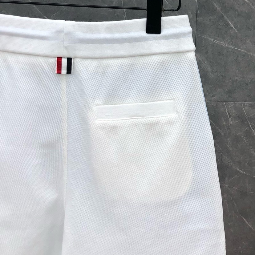 🔥THOM BROWNE 汤姆布朗 TB前后拼色朱地短裤    可配套装\n码数：1-5  颜色：单色\