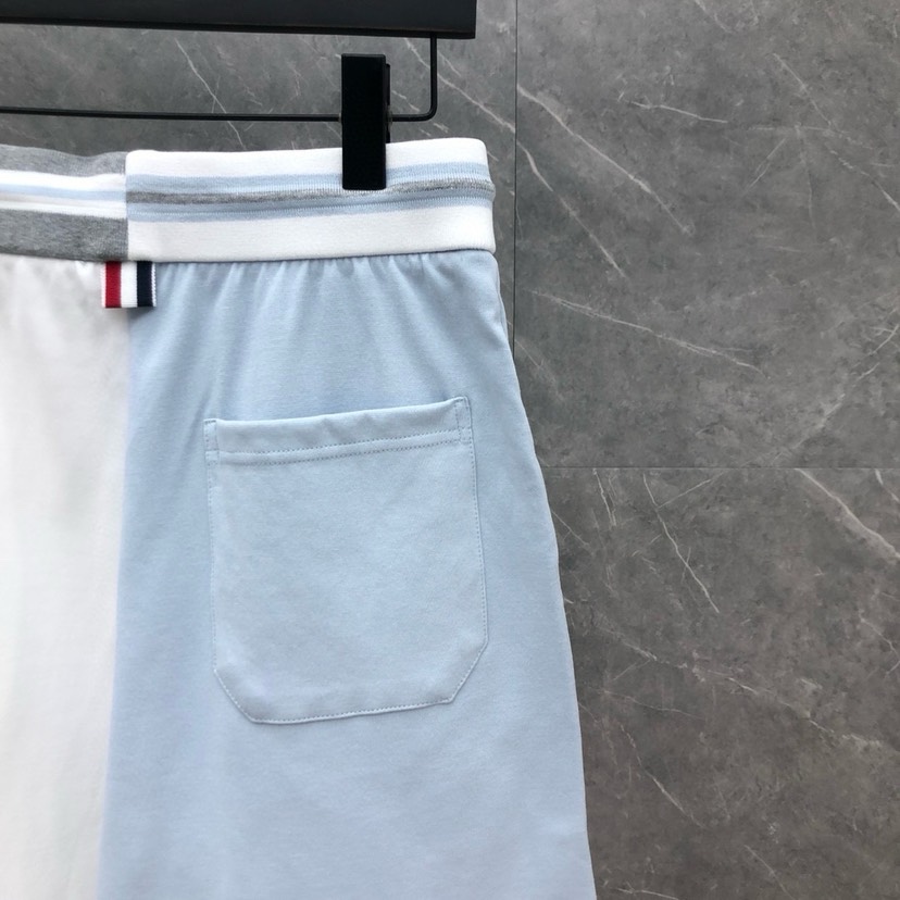 🔥THOM BROWNE 汤姆布朗 TB左右拼平纹短裤\n可配套装\n码数：1-5  颜色：单色\n（下