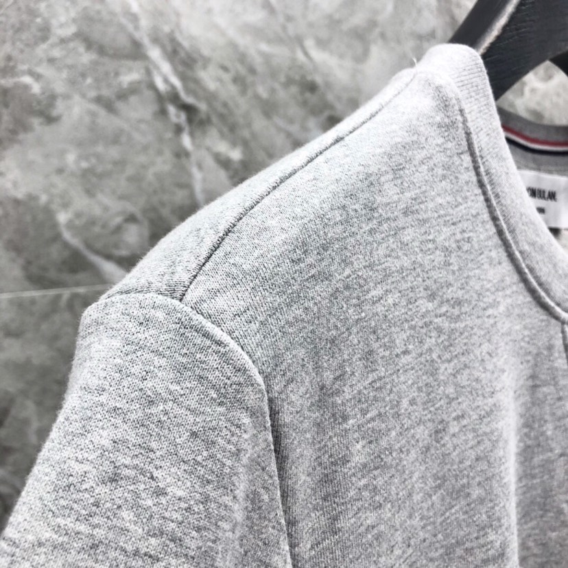 🔥THOM BROWNE 汤姆布朗 TB基本款圆领卫衣，男女同款情侣款\n\n码数：00-6  颜色：6