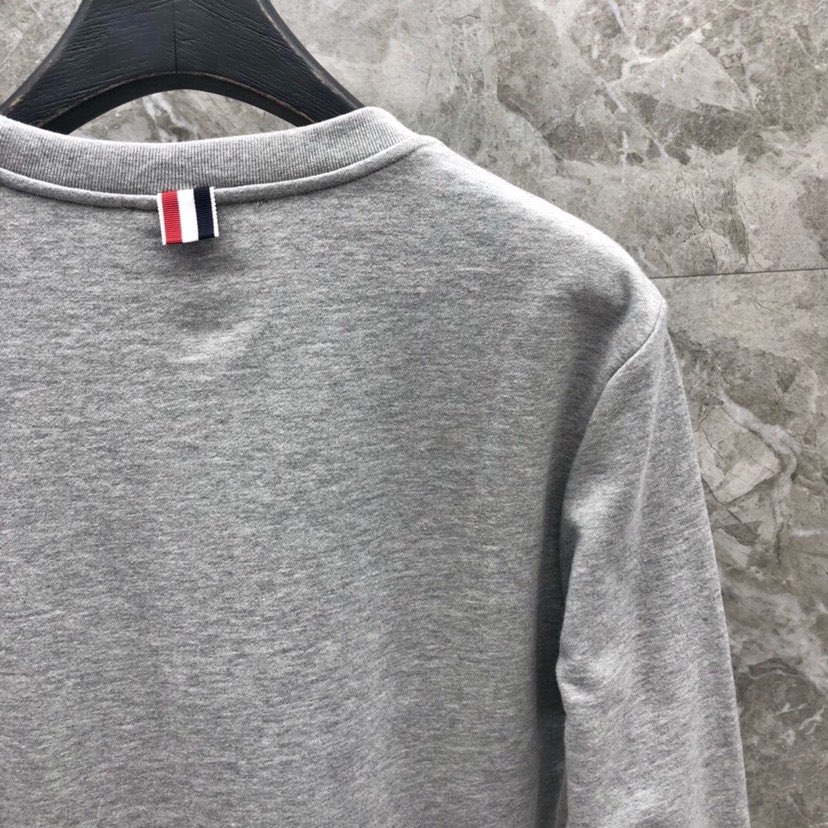 🔥THOM BROWNE 汤姆布朗 TB基本款圆领卫衣，男女同款情侣款\n\n码数：00-6  颜色：6