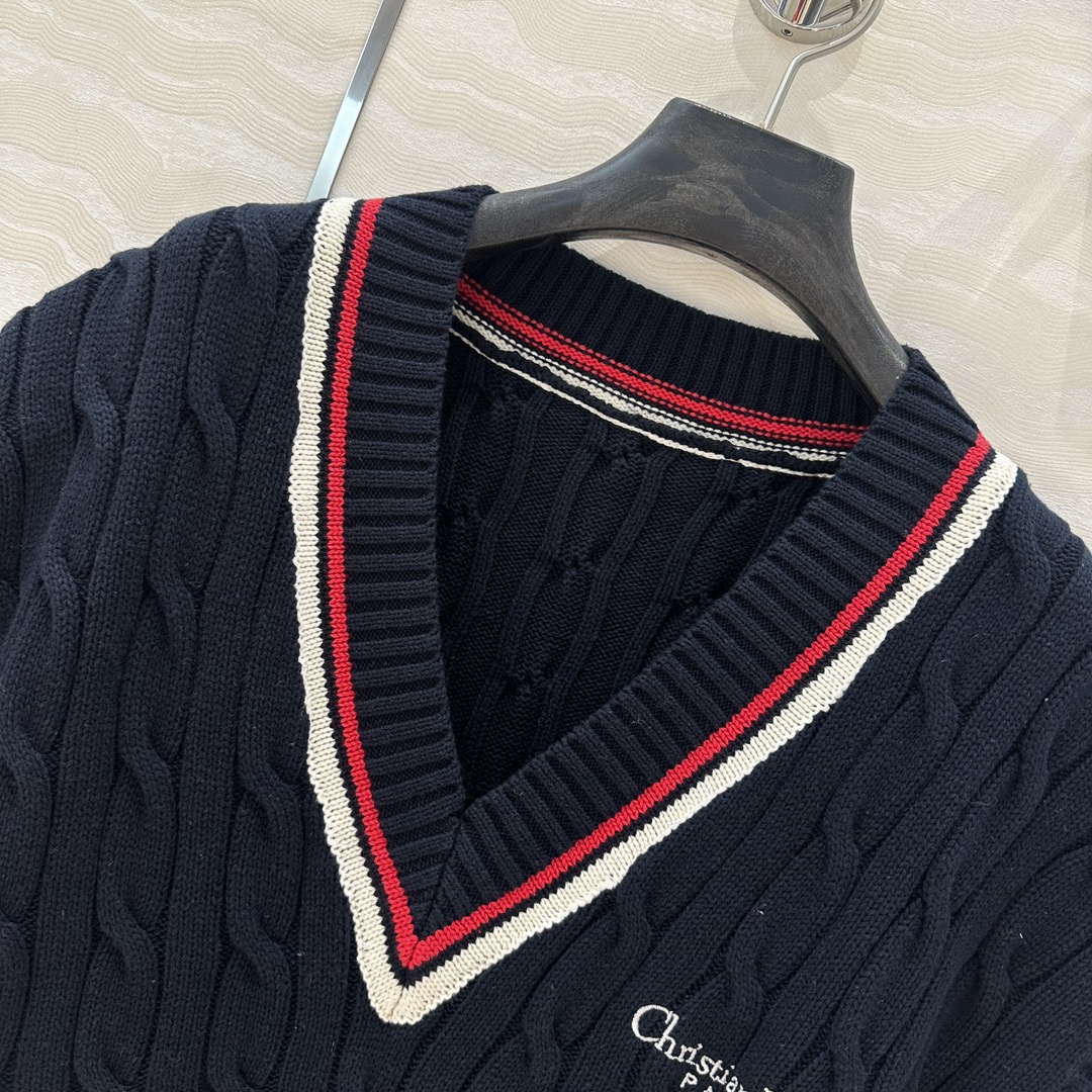 独家首发❤️原单品质，MissD 网球运动风针织🧶背心，叠搭神器大马甲，气质V领两侧开叉前短后长宽松版型