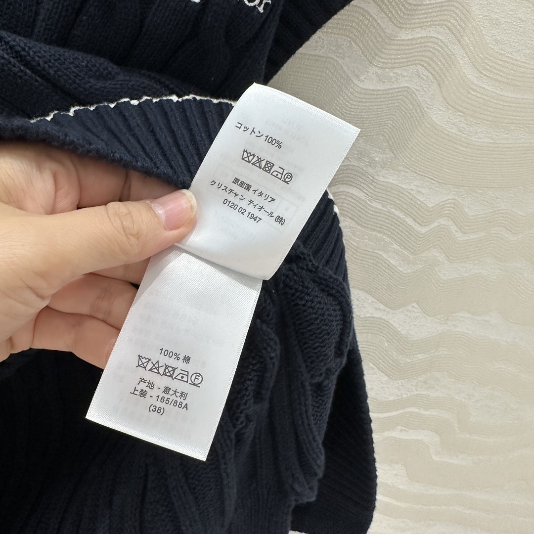 独家首发❤️原单品质，MissD 网球运动风针织🧶背心，叠搭神器大马甲，气质V领两侧开叉前短后长宽松版型