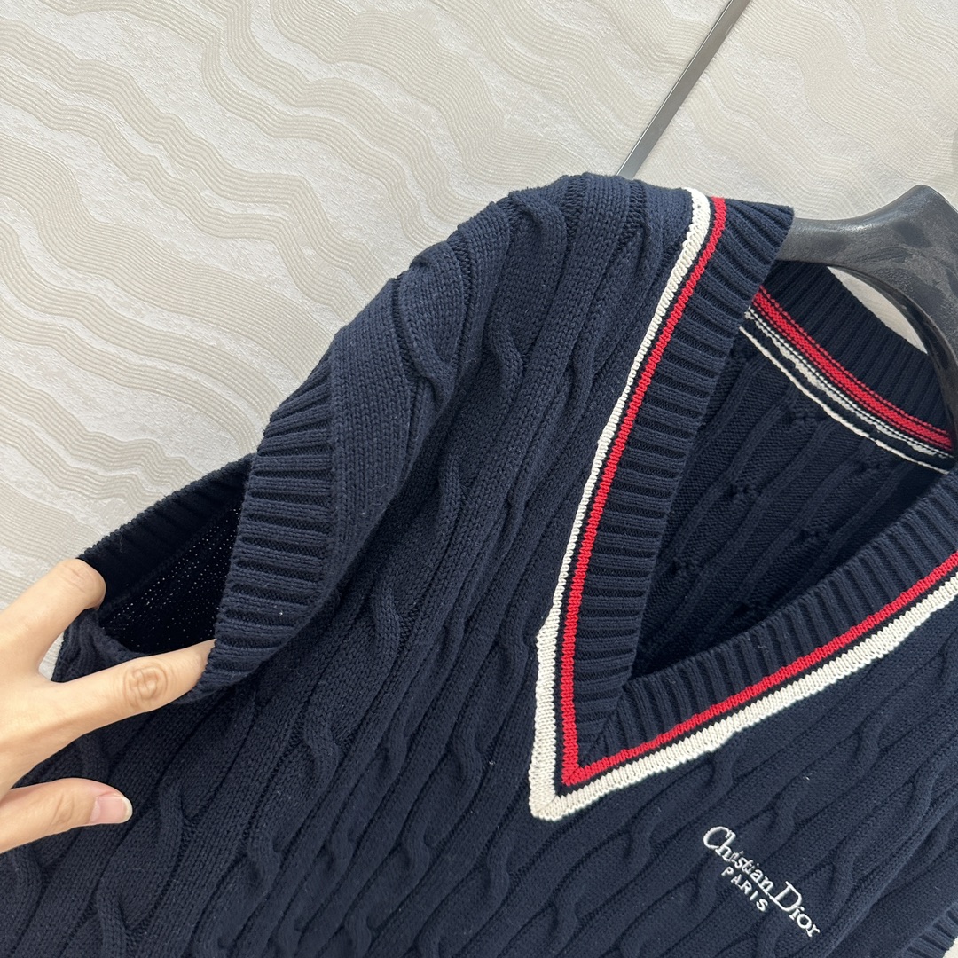 独家首发❤️原单品质，MissD 网球运动风针织🧶背心，叠搭神器大马甲，气质V领两侧开叉前短后长宽松版型