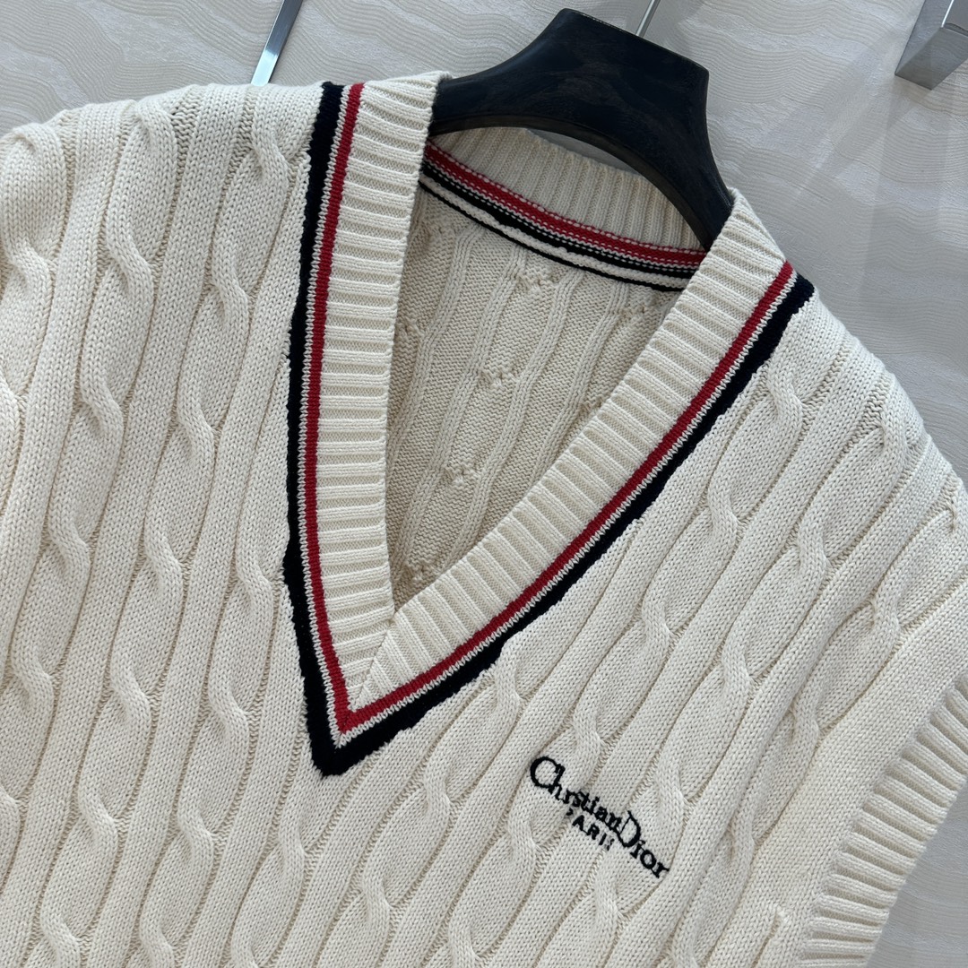 独家首发❤️原单品质，MissD 网球运动风针织🧶背心，叠搭神器大马甲，气质V领两侧开叉前短后长宽松版型