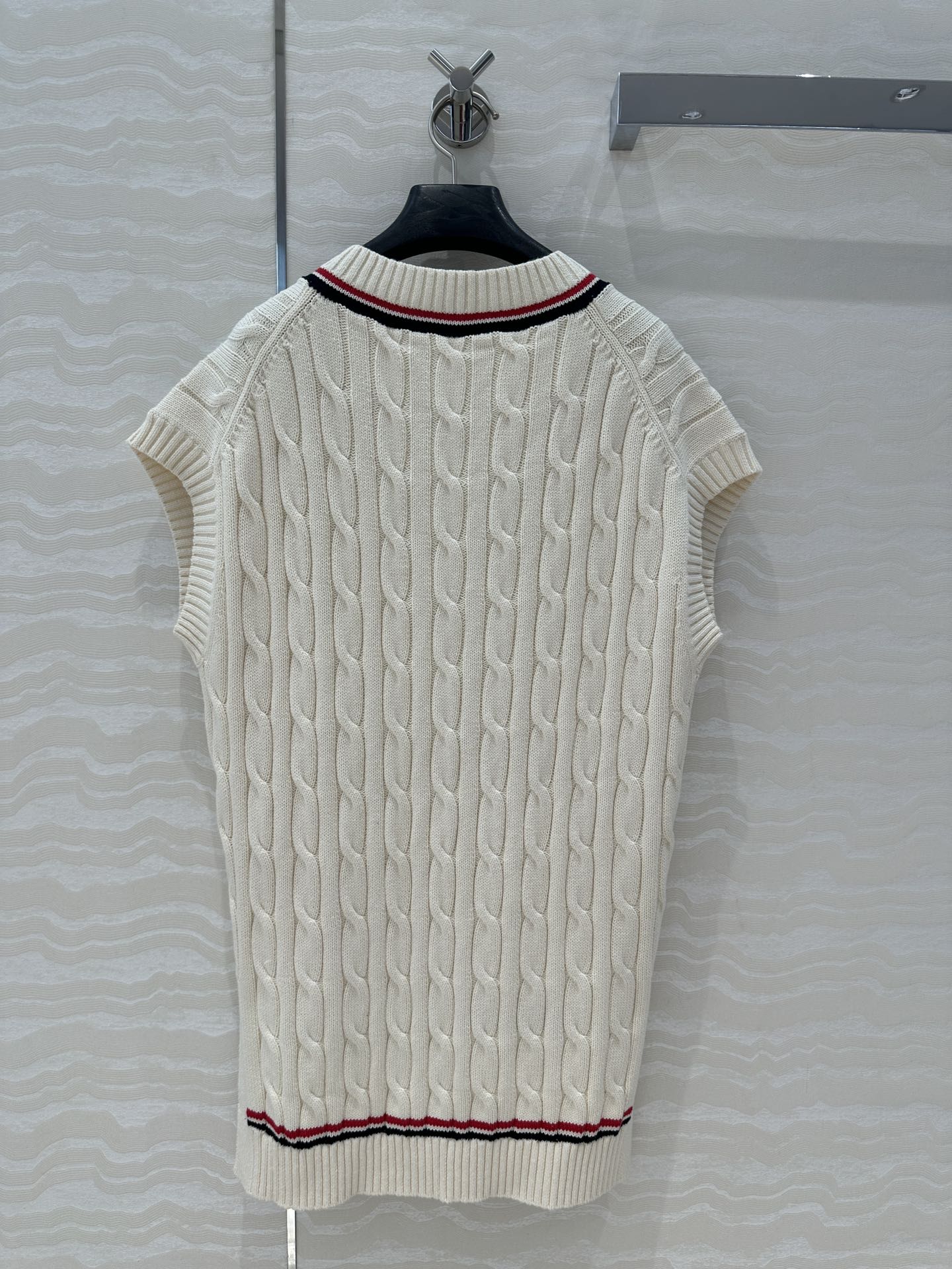 独家首发❤️原单品质，MissD 网球运动风针织🧶背心，叠搭神器大马甲，气质V领两侧开叉前短后长宽松版型