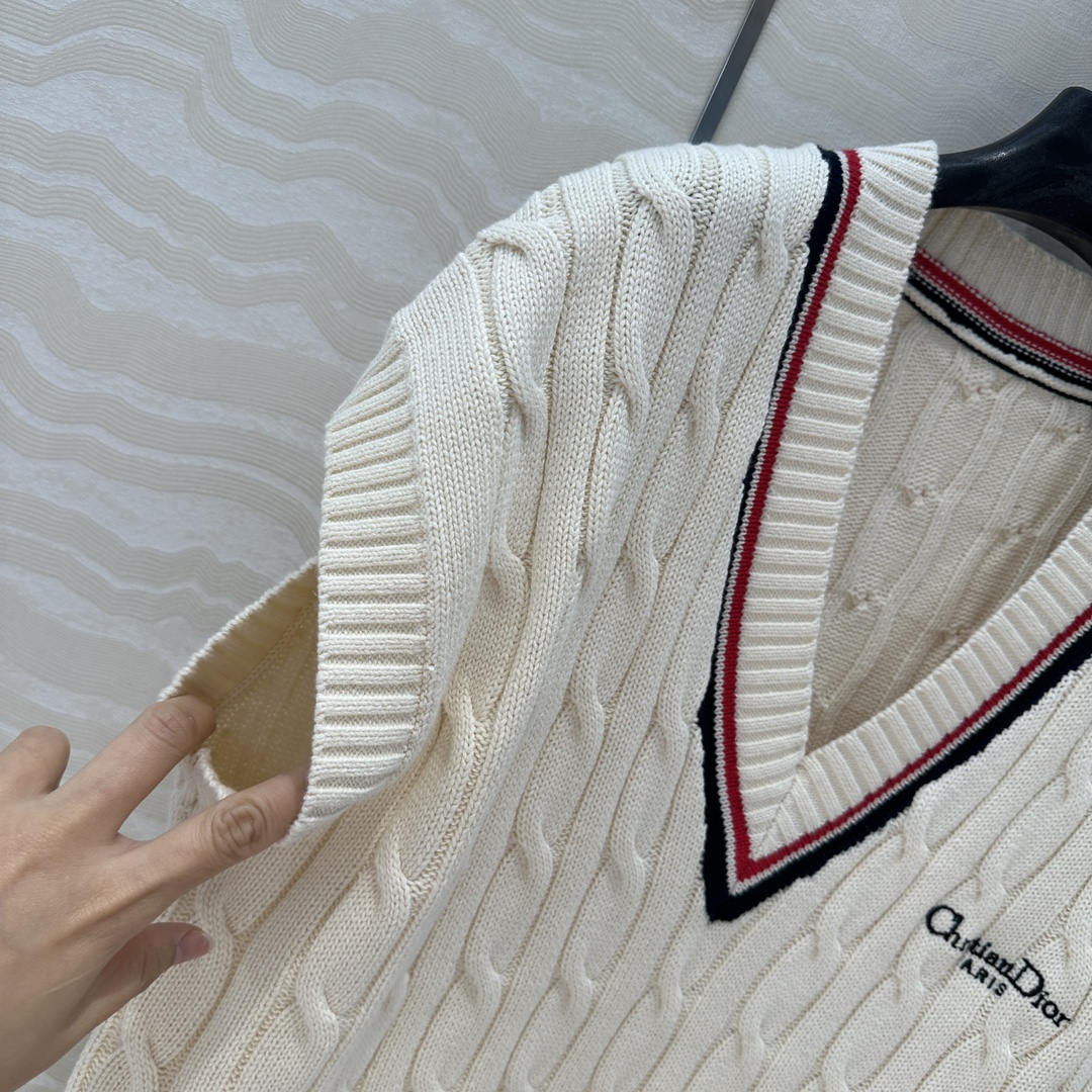 独家首发❤️原单品质，MissD 网球运动风针织🧶背心，叠搭神器大马甲，气质V领两侧开叉前短后长宽松版型