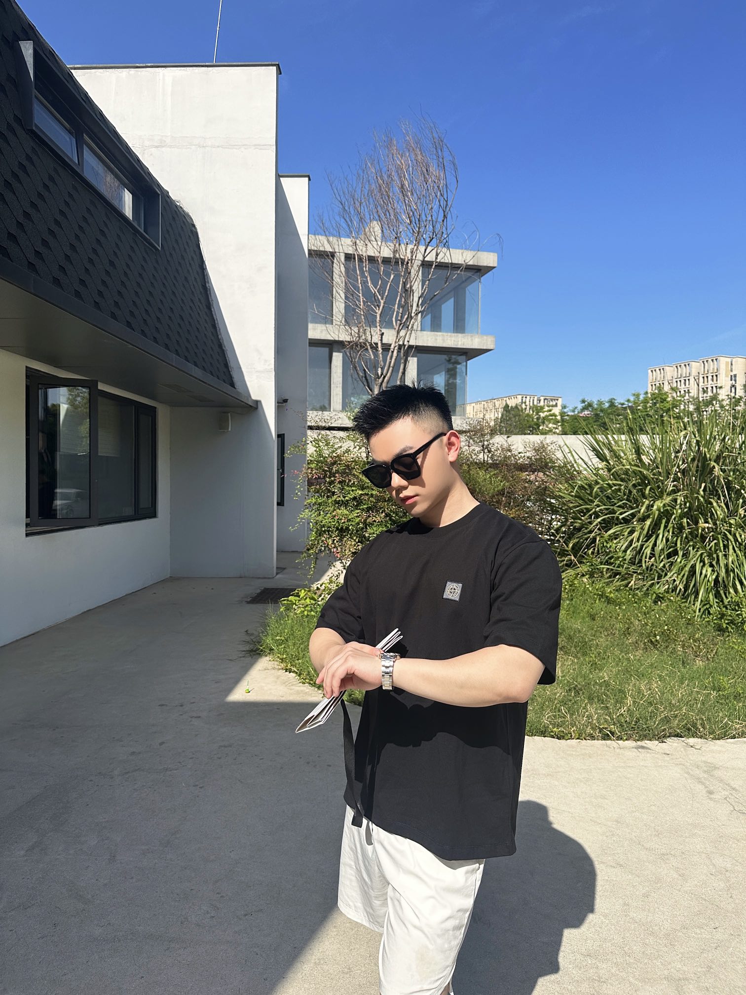 。Stonelsland 徽章贴布绣短袖
定制潮韵双股纤麻棉 细腻平滑 舒适亲肤 高级黑韵 深邃之魅 C