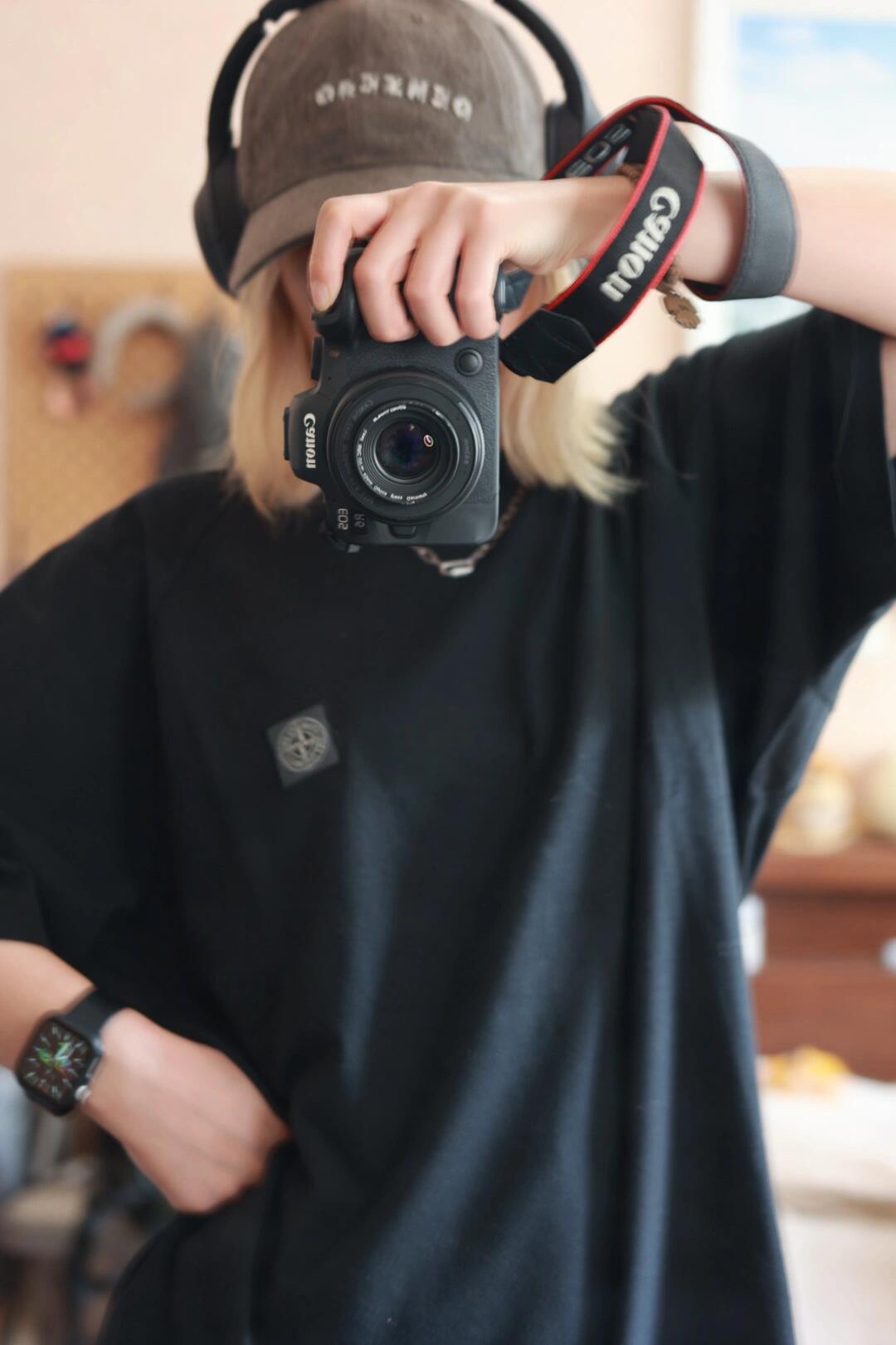 。Stonelsland 徽章贴布绣短袖
定制潮韵双股纤麻棉 细腻平滑 舒适亲肤 高级黑韵 深邃之魅 C