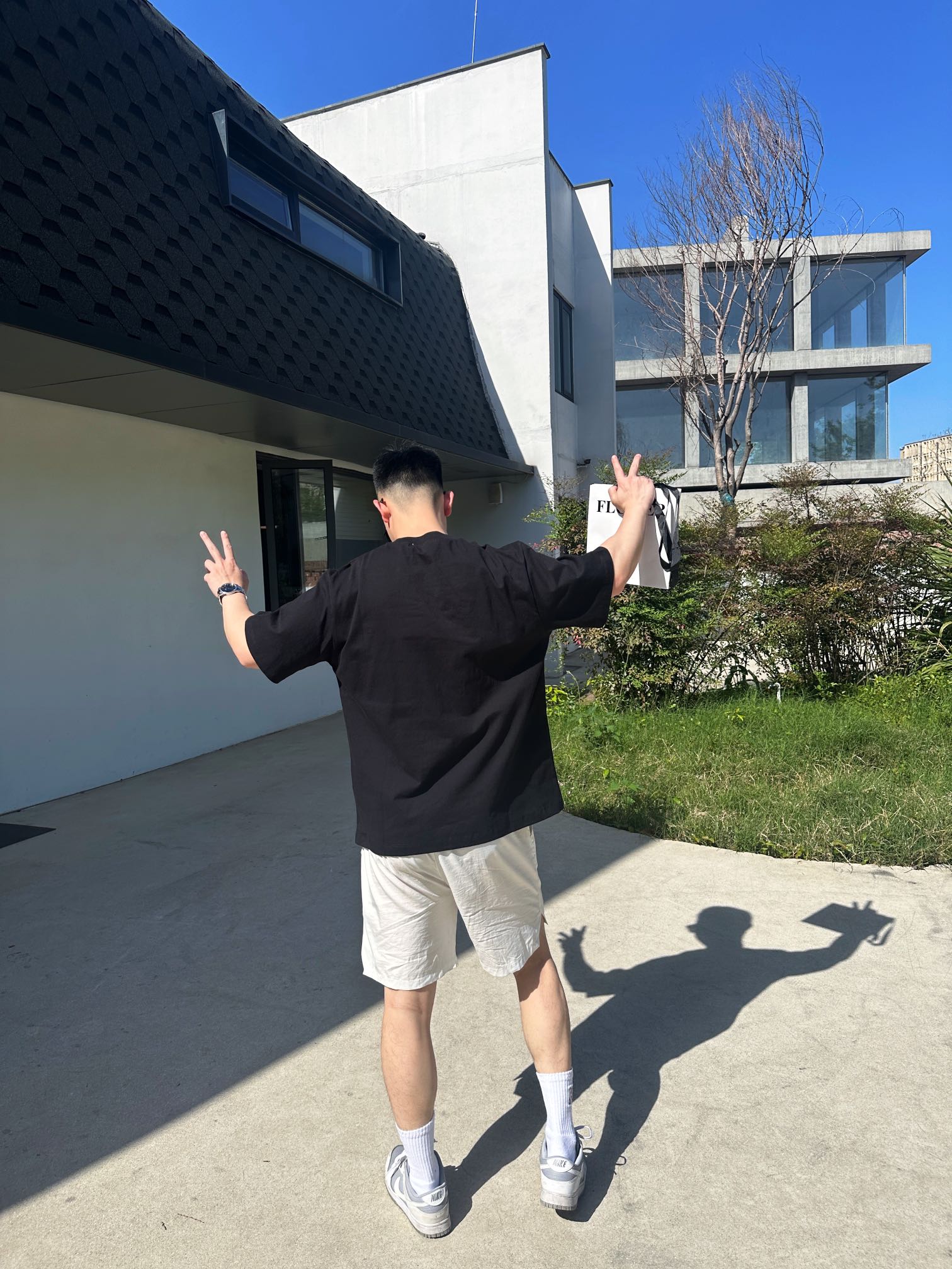 。Stonelsland 徽章贴布绣短袖
定制潮韵双股纤麻棉 细腻平滑 舒适亲肤 高级黑韵 深邃之魅 C