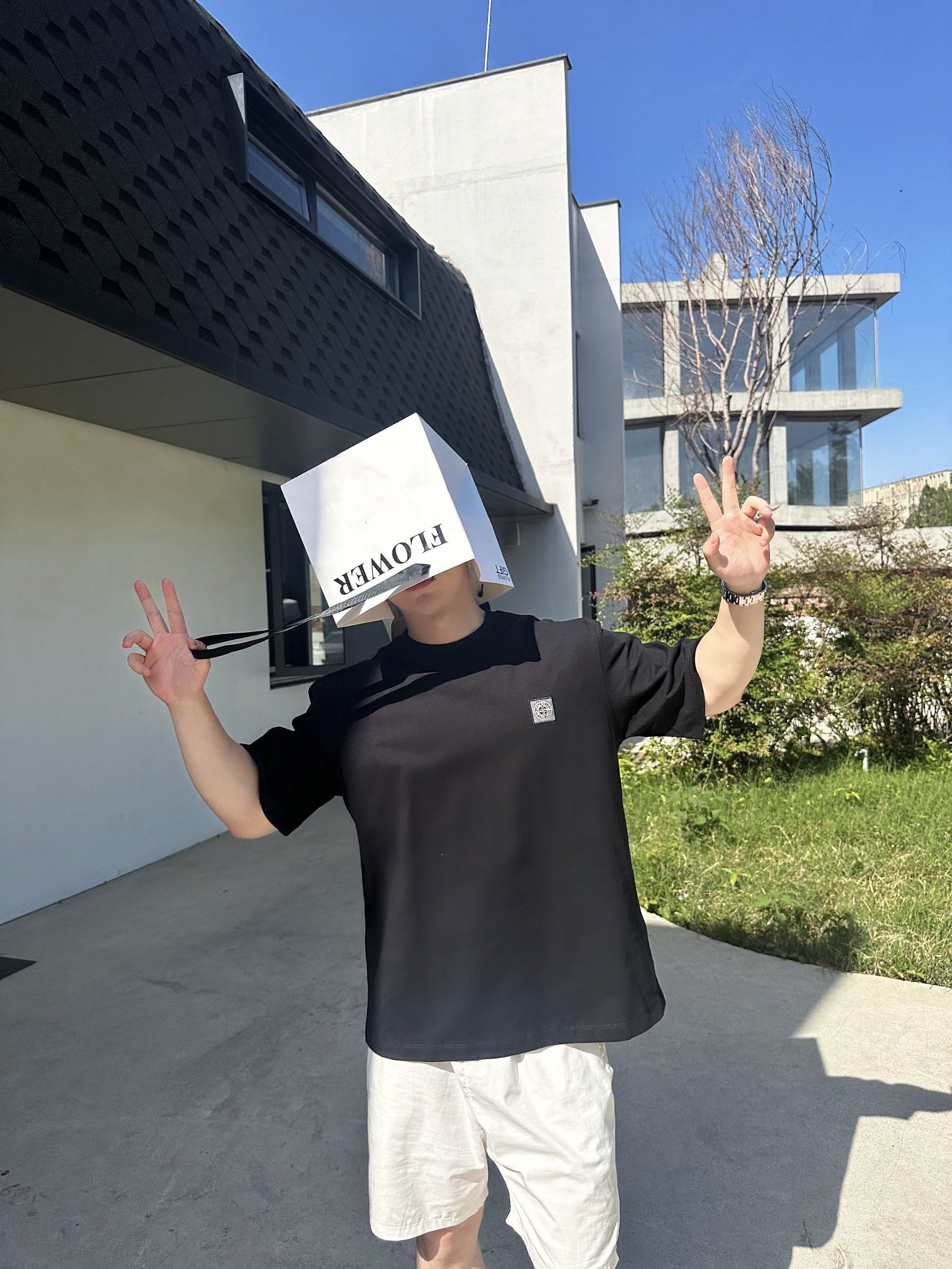 。Stonelsland 徽章贴布绣短袖
定制潮韵双股纤麻棉 细腻平滑 舒适亲肤 高级黑韵 深邃之魅 C