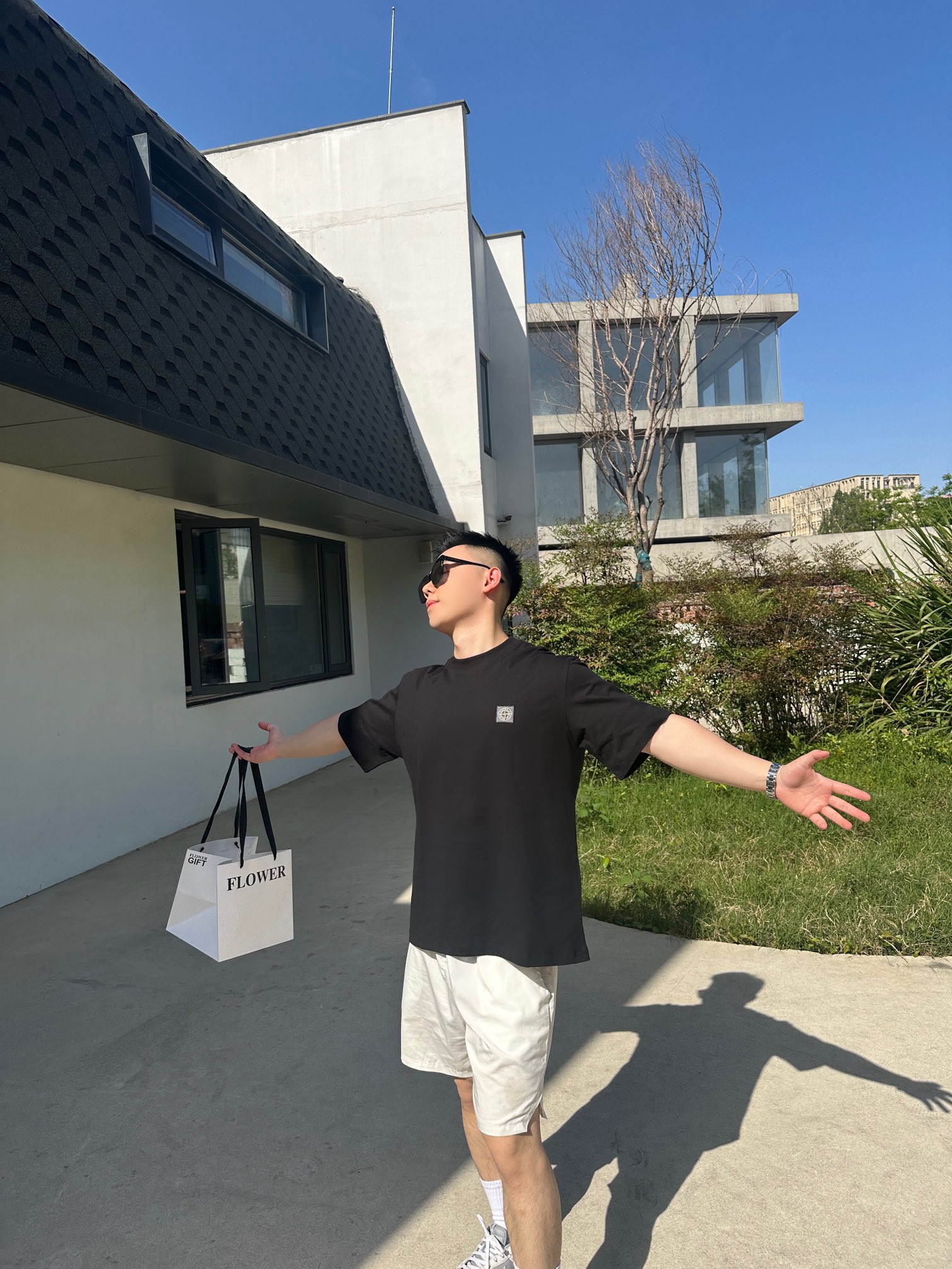 。Stonelsland 徽章贴布绣短袖
定制潮韵双股纤麻棉 细腻平滑 舒适亲肤 高级黑韵 深邃之魅 C