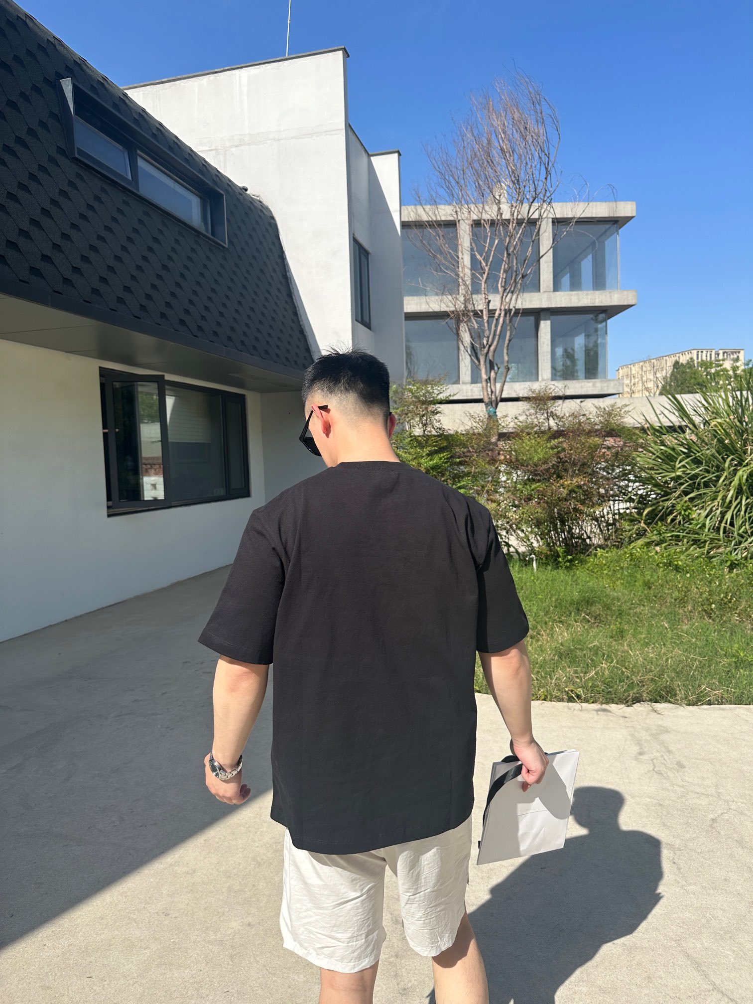 。Stonelsland 徽章贴布绣短袖
定制潮韵双股纤麻棉 细腻平滑 舒适亲肤 高级黑韵 深邃之魅 C