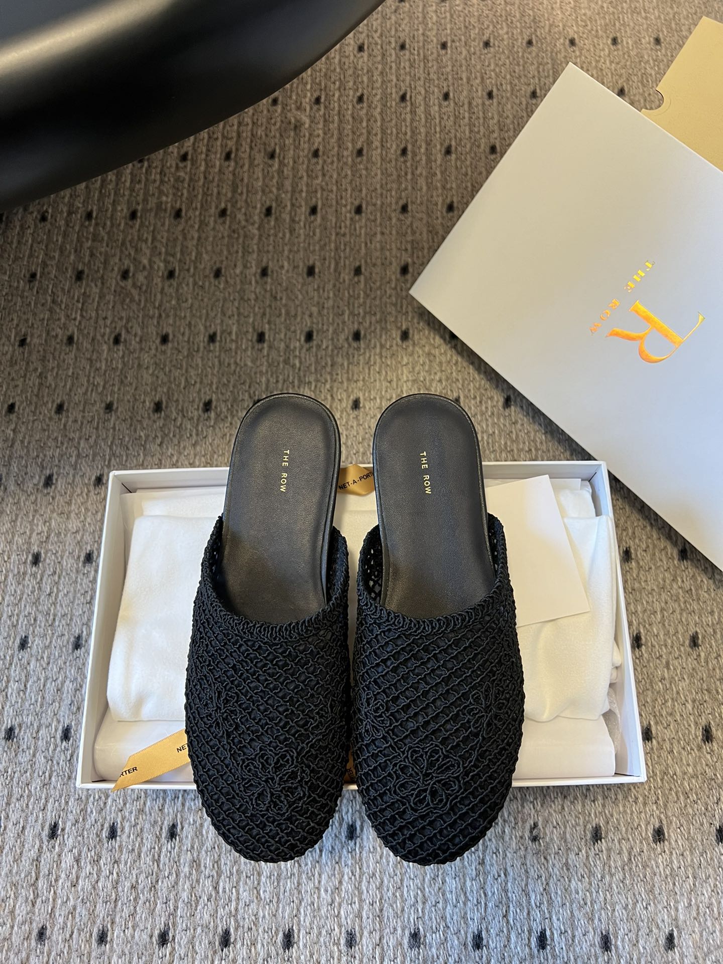 NO:262286,The row 25ss Roman mesh slippers can feel its high-end feeling through the screen. This type of leather is quite inclusive, and the imported cowhide is ductile, so you can wear it with a little thinner or a little fleshy feet. It has a very good wrapping ability, and it will fit more and not feel comfortable when you walk. This slipper is really good for long trousers and long skirts. The breathable mesh looks cool and sexy, high-end and simple, and has a sense of design. It is very easy to wear in summer. It is very easy to match. 10,000 recommendations. Custom mesh size 35-40 (40 customization, no return and exchange, large leather soles, semi-torque, slippers, skirts, cowhide, Leather soles19860909莞产代购级别 The row 25ss罗马织网拖鞋 隔着屏暮都能感受到它的高级感 这一款包容性挺广的,材质进口牛皮本身就有延展性所 以瘦一点还是肉一点的脚都能穿 它的包裹性很好,走起来会更贴合不会甩很舒适. 这种拖鞋真的好适合长裤长裙,透气织网的样子很清凉小性感,高级简单又有设计感夏日穿着频率很高,非常好搭配,一万个推荐 鞋面定制网面 码数35-40（40定制不退换 大底真皮大底,半拖,slippers,skirts,cowhide,Leather soles,Women's Shoes