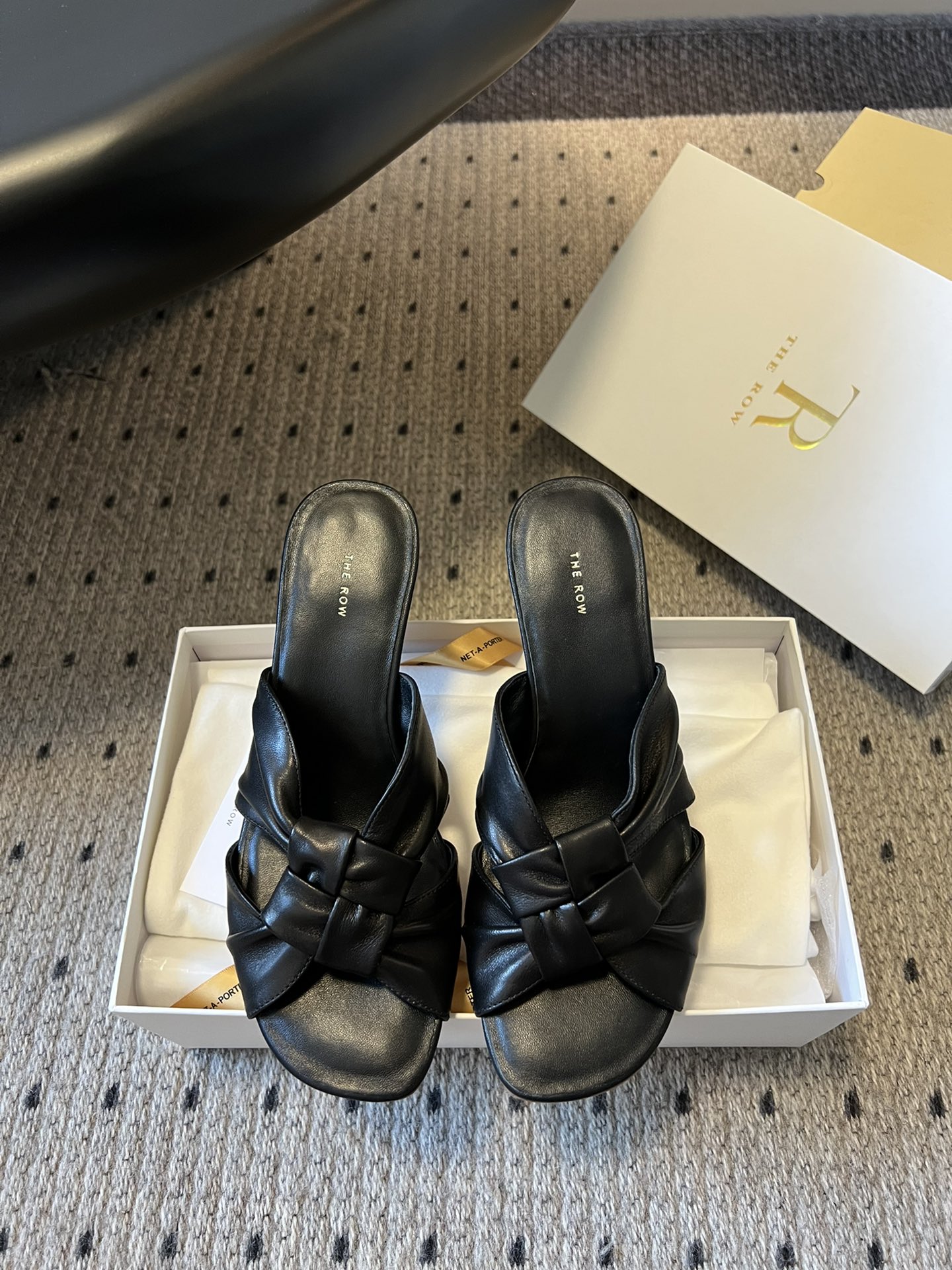 NO:262287,Purchase grade Dongguan product The Row 25ss bow knot flat slippers Exclusive hit style All sheepskin material First-class foot feel, wide-soled leather injection molding and anti-slip and easy to walk!  Therow style continues, retro, simple and fashionable, a big hit that Internet celebrities love!  Imported sheepskin on the upper, imported sheepskin on the inner, size 35-40 (40 custom made without return and exchange Flat sole high heels, slippers, slippers, sheepskin19860909代购级 莞产品The Row 25ss蝴蝶结纽结平底拖鞋 独家爆款 全羊皮材质 脚感一流,大底真皮注塑防滑又好走！Therow风延续 复古简约时髦 网红喜爱的大爆款！ 鞋面进口羊皮 内里进口羊皮 码数35-40（40定制不退换 平底 高跟,拖鞋,slippers,sheepskin,Women's Shoes