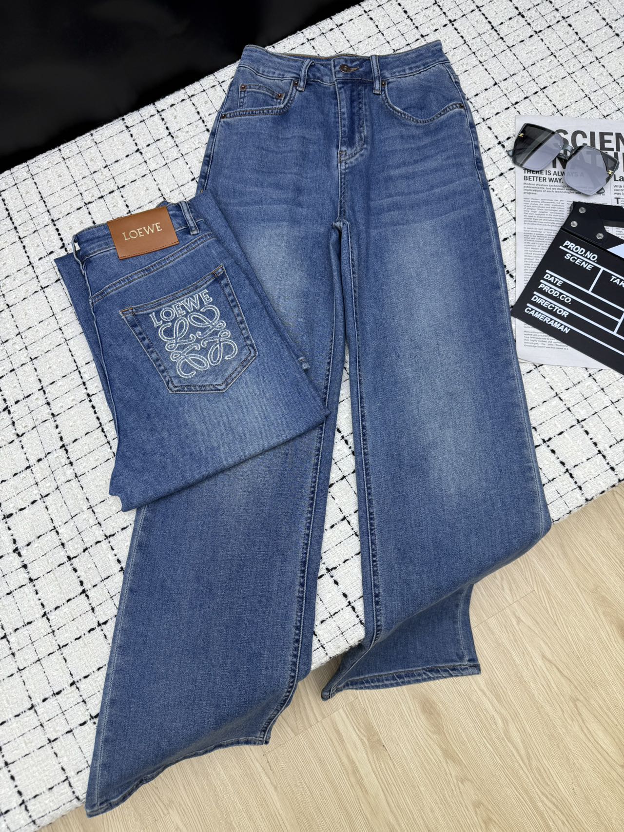 NO:327340,Loew*25ss Classic pattern embroidered straight jeans are simply a long-legged artifact for walking. The wide-leg straight-leg style covers the flesh and makes it look slim. It is not picky and versatile. It is easy to wear the coat and T-shirt. It will never go out of date when worn for a long time. It is particularly pleasing to look at. One color 26-27-28-29-30.,,loewe,jeans,jackets & coats,tees,t-shirt,alexander wang19860909Loew*25ss 经典图案刺绣直筒牛仔裤 简直就是行走的显长腿神器 阔腿直筒的版型 遮肉显瘦 不挑人又百搭 外套T恤随意搭 洗水蓝是穿多久都不会过时 特别耐看 一色26-27-28-29-30.,,loewe,jeans,jackets & coats,tees，t-shirt,alexander wang,Women's clothing