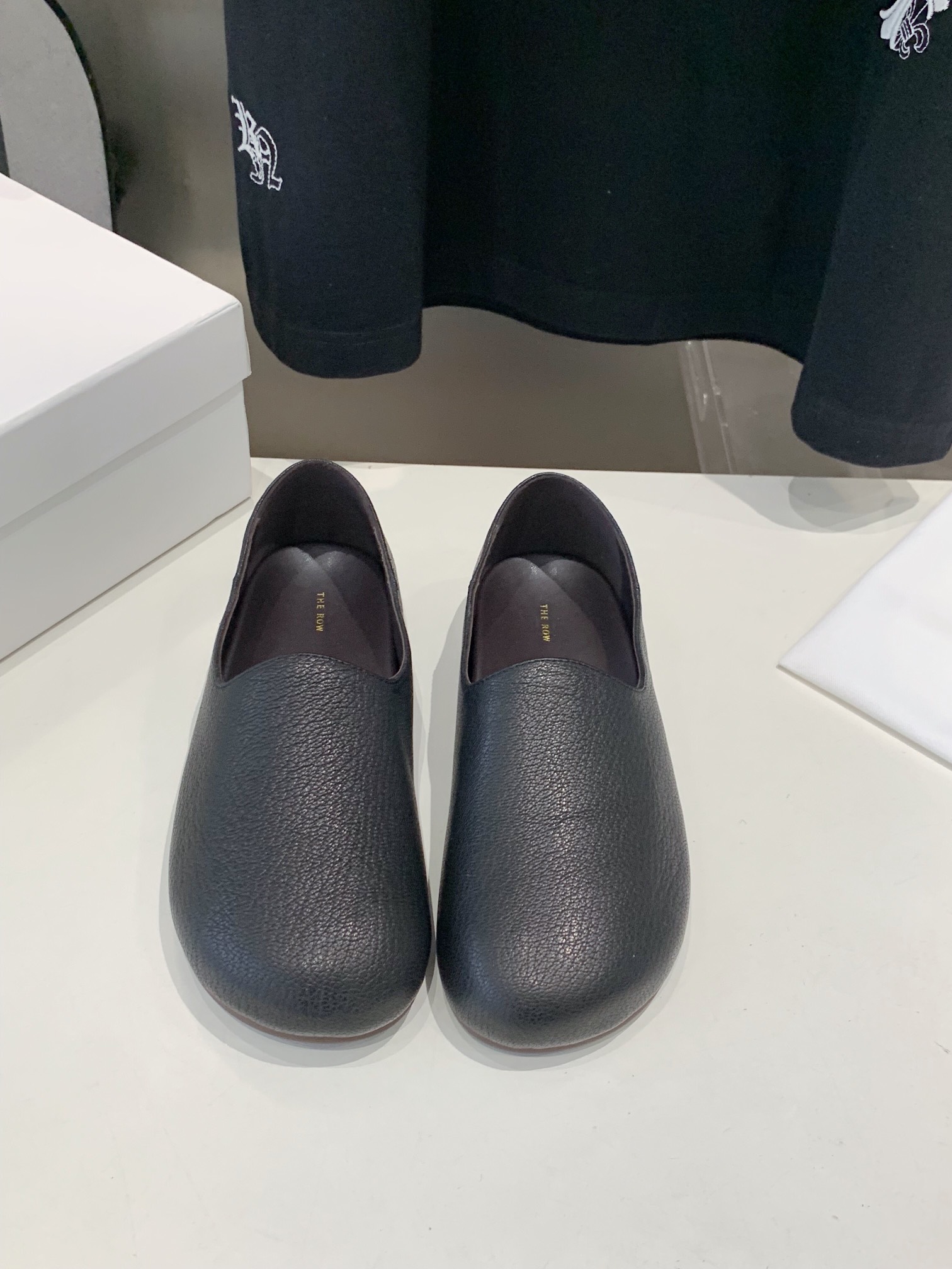 NO:240265,The Row 25s early spring new loafers and Birkenstocks, favorite of the year, looks ordinary, and you will be amazed by its softness and wonderful style after putting on it. A minimalist style that will never be disappointed. Feet feel comfortable and full of wrapping!  The fabric is made of beef velvet/customized original horse hair. The inner foot pads are all lambskin. The original mold-opening custom anti-slip sole. The upper top-skin top-layer sheepskin. The inner sole original tpu sole. The packaging is original packaging. Size35-41, loafers, loafers, sheepskin.19860909The Row 25s早春新品乐福鞋勃肯鞋 年度最爱 看着平平无奇 上脚后会为其柔软程度与绝妙版型惊叹 永远不会失望的极简风格 脚感舒适 包裹感十足！ 面料采用牛反绒/定制原版马毛 内里垫脚均为小羊皮 原版开模定制防滑大底 鞋面摔纹头层羊皮 内里羊皮 大底原版tpu底 包装原版包装 Size35-41,乐福鞋,loafers,sheepskin,Women's Shoes