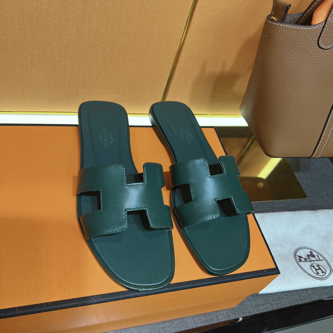 NO:239335,Like, the H-drag with a look at the heart is here. The essential slippers will be unbeaten forever. It is really hard not to love it. It is comfortable and versatile to wear on your feet. It is very comfortable and versatile. It is very shaped and looks gentle and generous. The simple and atmospheric pop style design is quite fashionable!  Whether it is a casual T-shirt with shorts or an elegant dress, it can be easily controlled, and it can add points to different occasions you attend. It is very recommended to buy it, and you can control it in any occasion!  It’s great to go out shopping, traveling, and dating!  Pure hand-sewn, private custom made. The counter has slightly adjusted the correct code and the correct shot. The code number is 34-43 (34.41.42.43 customization is not returned or exchanged), slippers, slippers, skirts, shorts, tees, t-shirt19860909赞赞赞,一眼心动的H拖来啦,必不可少的拖鞋,将会是万年不败拖,真的很难不爱,上脚舒服很赞而且百搭,非常修饰脚型的同时也会显得温婉大方,简约大气的流行性版型设计相当时尚！无论是休闲T恤配短裤的运动范,或者是清雅连衣裙都可以驾驭的特别轻松,为自己出席的不同场合都能加分,非常推荐入手,任何场合都能驾驭！出门逛街旅游约会都好绝绝子非常ok！ 纯手工缝制,私人订制款.  码数同步专柜稍调正码正拍 码数34-43（34.41.42.43码订制不退换）,拖鞋,slippers,skirts,shorts,tees，t-shirt,Women's Shoes