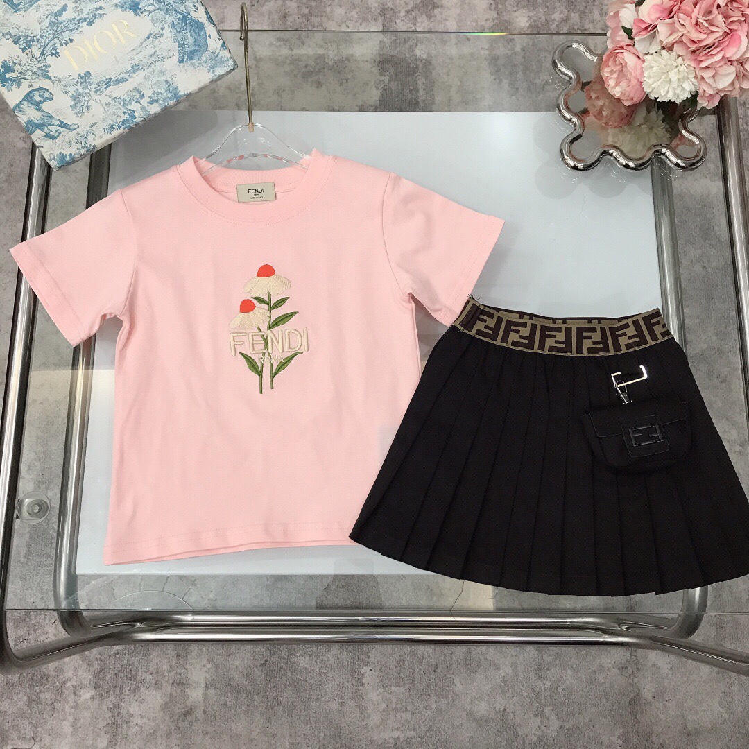 NO:211885,[Spot shipment] FEND* Limited series Embroidered pure cotton T-shirt pleated skirt Pure cotton texture Soft and delicate exquisite style Original 1:1 created 240G grams heavy fabric ~ Exquisite bouquet embroidered LOGO short sleeves paired with oblique woven pure cotton pleated skirt small card bag design, showing playful and cute, soft and comfortable, skin-friendly and not tied, excellent upper body effect, a must-have artifact for princess~ Color pink white size--120-130-140-150 [CM] Counter packaging 70, clothes, fendi, skirts, T-shirt, tees, t-shirt,19860909【现货发】   FEND* 限定系列 刺绣纯棉T恤百褶裙 纯棉质地 柔软细腻 精致款 原版1:1打造 240G克重面料打造～胸前精致花束刺绣LOGO短袖搭配斜织纯棉百褶裙小卡包设计 尽显俏皮跟可爱 柔顺舒适 亲肤不扎 上身效果极好 公主的必备神器～ 颜色粉色 白色  size尺码--120-130-140-150【CM】 专柜包装70,衣服,fendi,skirts,T-shirt,tees，t-shirt,,Children's