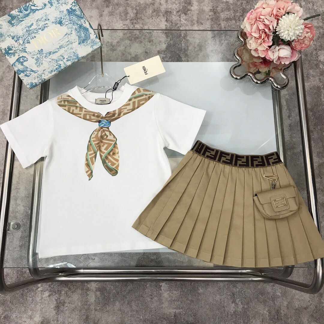 NO:211644,[Spot delivery] FEND* Limited series Pure cotton T-shirt pleated skirt Pure cotton texture Soft and delicate exquisite style Original 1:1 created 240G grams heavy fabric ~ 3D effect scarf print pattern on the chest with diagonal woven pure cotton pleated skirt small card bag design, showing playful and cute, soft and comfortable, skin-friendly and not tied, excellent upper body effect, a must-have artifact for the princess ~ size size--120-130-140-150 [CM] Counter packaging 70, clothes, fendi, skirts, tees, t-shirt,19860909【现货发】   FEND* 限定系列 纯棉T恤百褶裙 纯棉质地 柔软细腻 精致款 原版1:1打造 240G克重面料打造～胸前3D效果丝巾印花图案搭配斜织纯棉百褶裙小卡包设计 尽显俏皮跟可爱 柔顺舒适 亲肤不扎 上身效果极好 公主的必备神器～  size尺码--120-130-140-150【CM】 专柜包装70,衣服,fendi,skirts,tees，t-shirt,,Children's