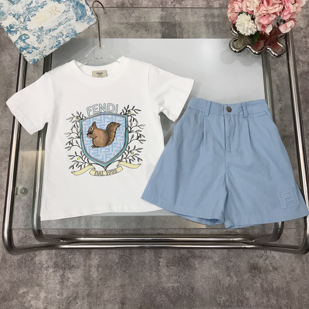 NO:211628,[Spot shipment] Size 90- FEND* Brother and sister model ~ Limited series Pure cotton T-shirt soft oblique cotton shorts Pure cotton texture Soft and delicate exquisite style Original 1:1 made 240G grams heavy fabric ~ Exquisite squirrel printed LOGO short sleeves on the chest with soft and smooth ice-sensing shorts Double FF embroidered stamp on the legs Soft and comfortable Skin-friendly and not tied The upper body effect is excellent Color white Size size 90--110-120-130-140-[CM] Counter packaging 70, Clothes, fendi, shorts, T-shirt, tees, t-shirt,19860909【现货发】  尺寸90-  FEND* 兄妹款～限定系列 纯棉T恤柔软斜织棉短裤 纯棉质地 柔软细腻 精致款 原版1:1打造 240G克重面料打造～胸前精致松鼠印花LOGO短袖搭配柔软顺滑冰感短裤 裤脚处双FF刺绣章标 柔顺舒适 亲肤不扎 上身效果极好 颜色白色  size尺码90--110-120-130-140-【CM】 专柜包装70,衣服,fendi,shorts,T-shirt,tees，t-shirt,,Children's